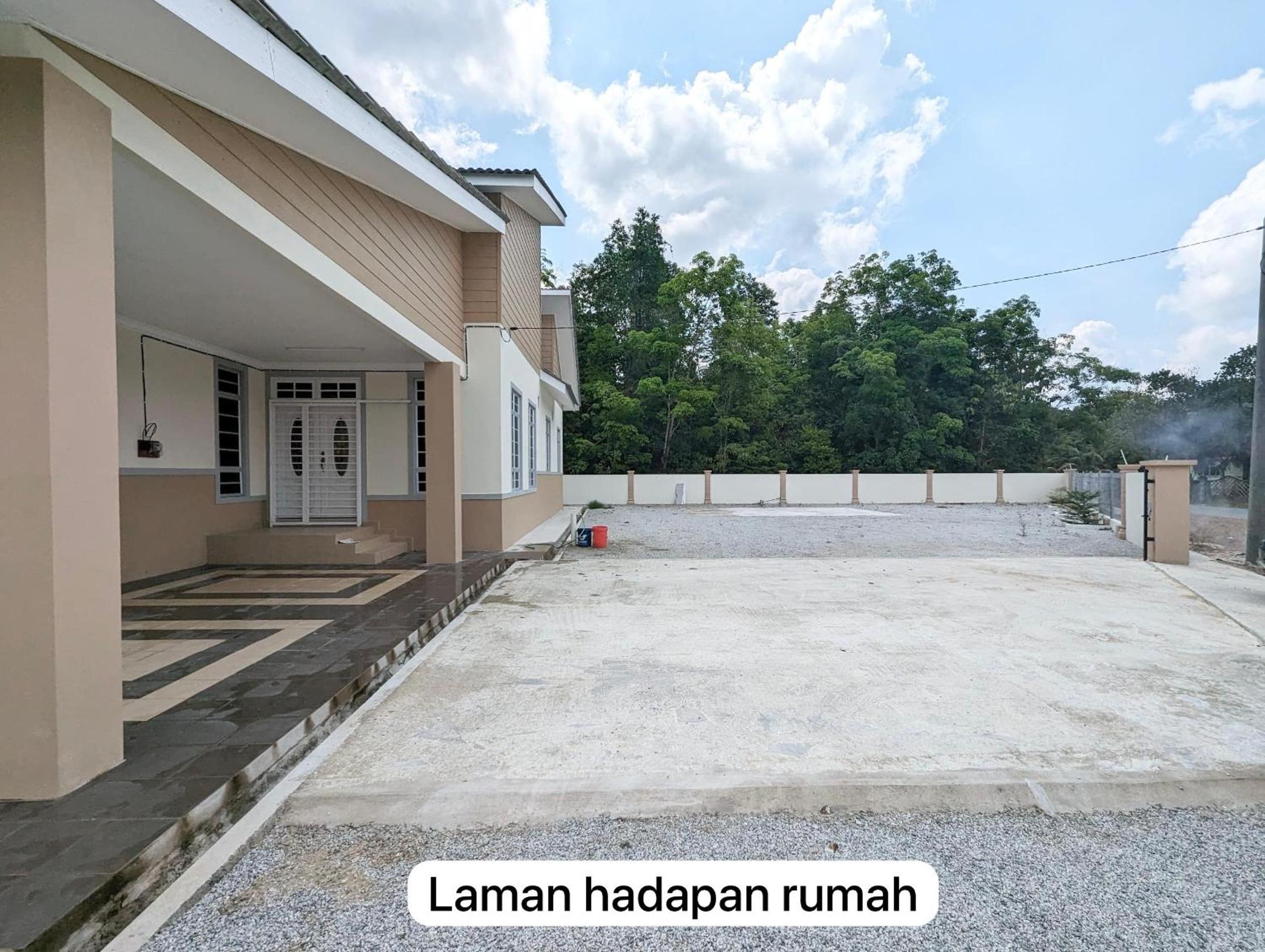 Three-Bedroom House photo 2