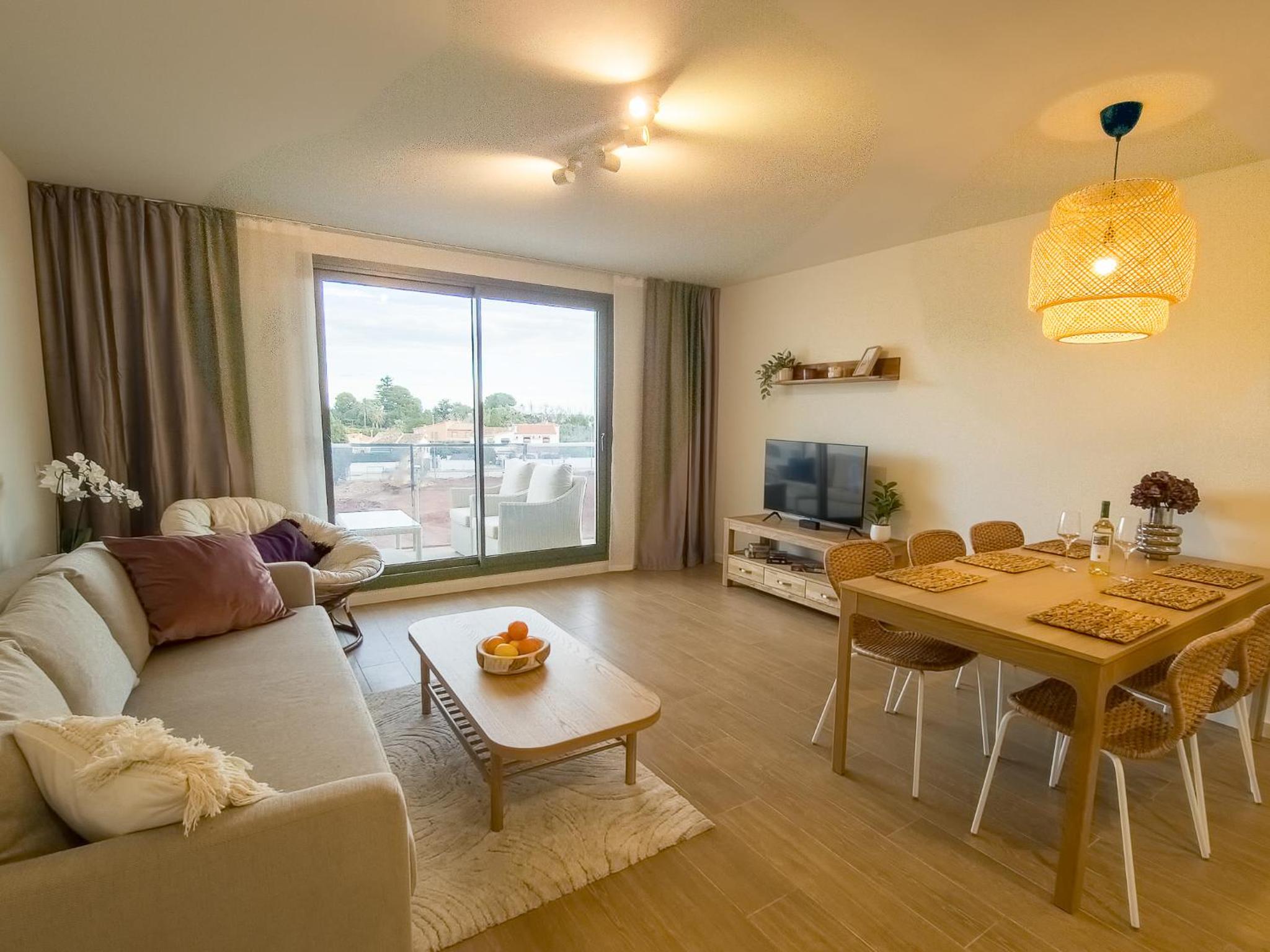 Apartamento de tres habitaciones con balcón
