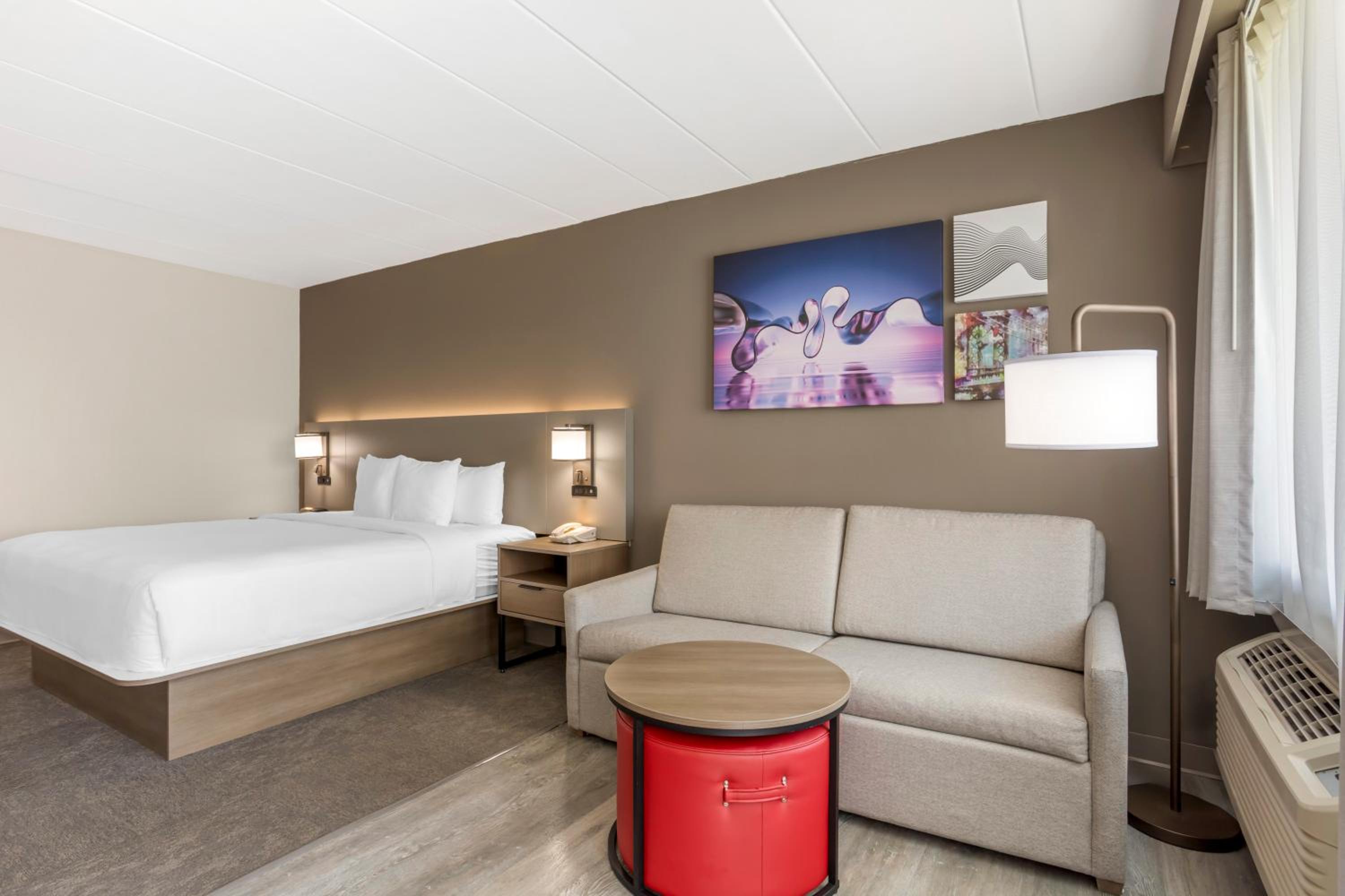 King Suite - Non-Smoking - Photo 3