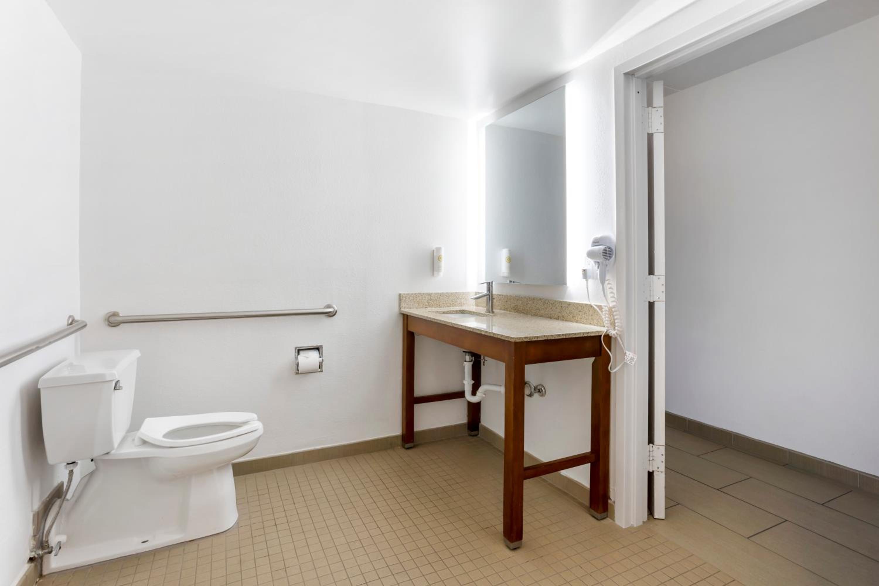 King Room - Accessible/Non-Smoking - Photo 5