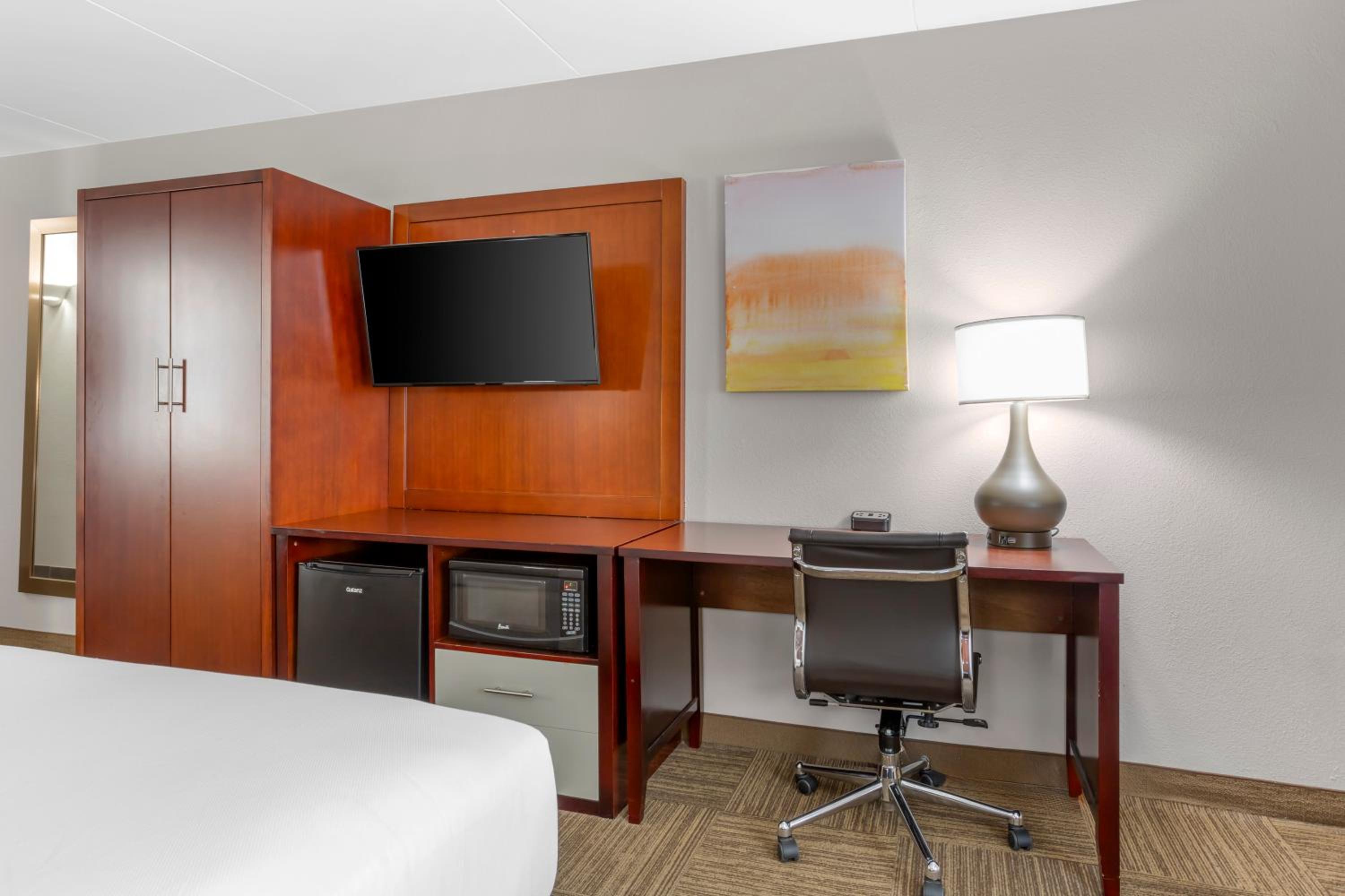 King Room - Non-Smoking - Photo 5