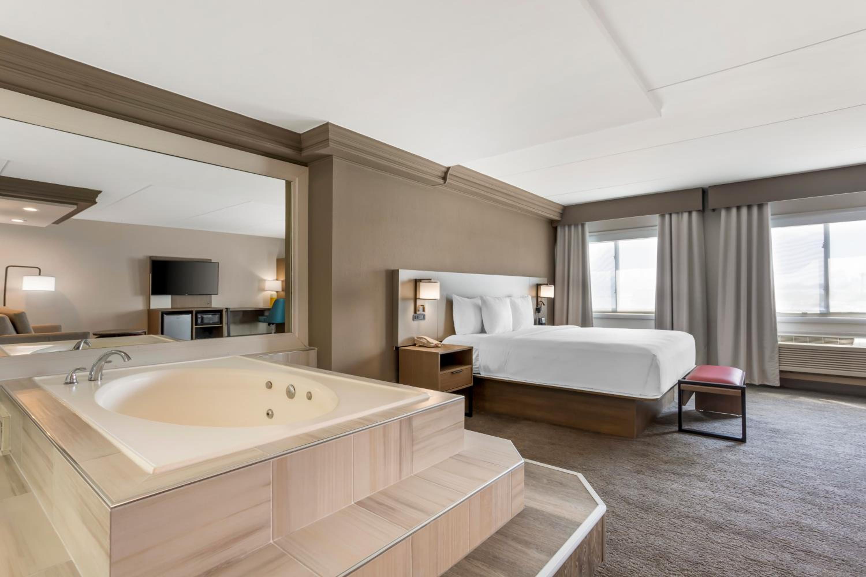 Executive King Suite - Non-Smoking photo 2