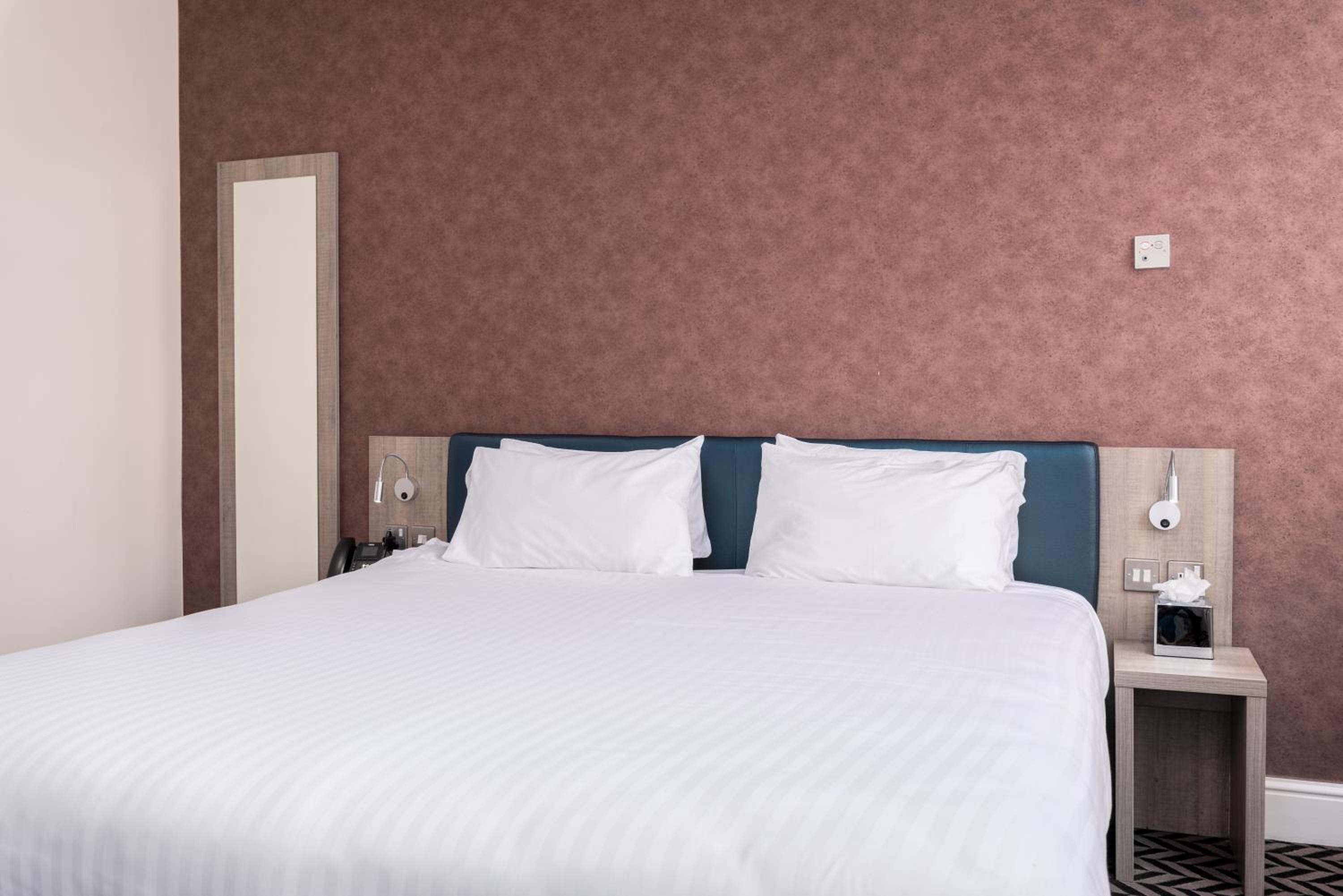 Superior Family Room with One King and One Single Bed and Walk-In Shower - Mobility Accessible