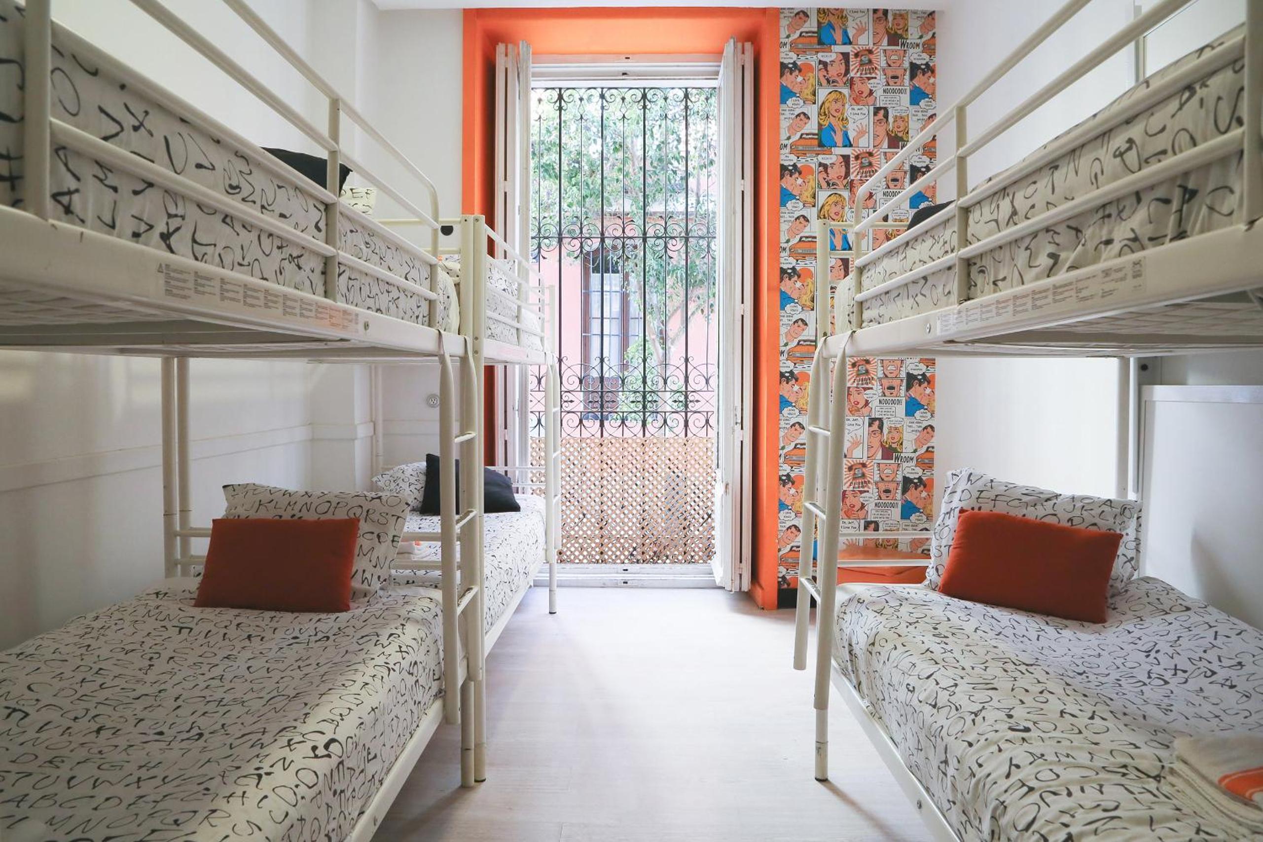 Cama individual en habitación compartida mixta de 8 camas