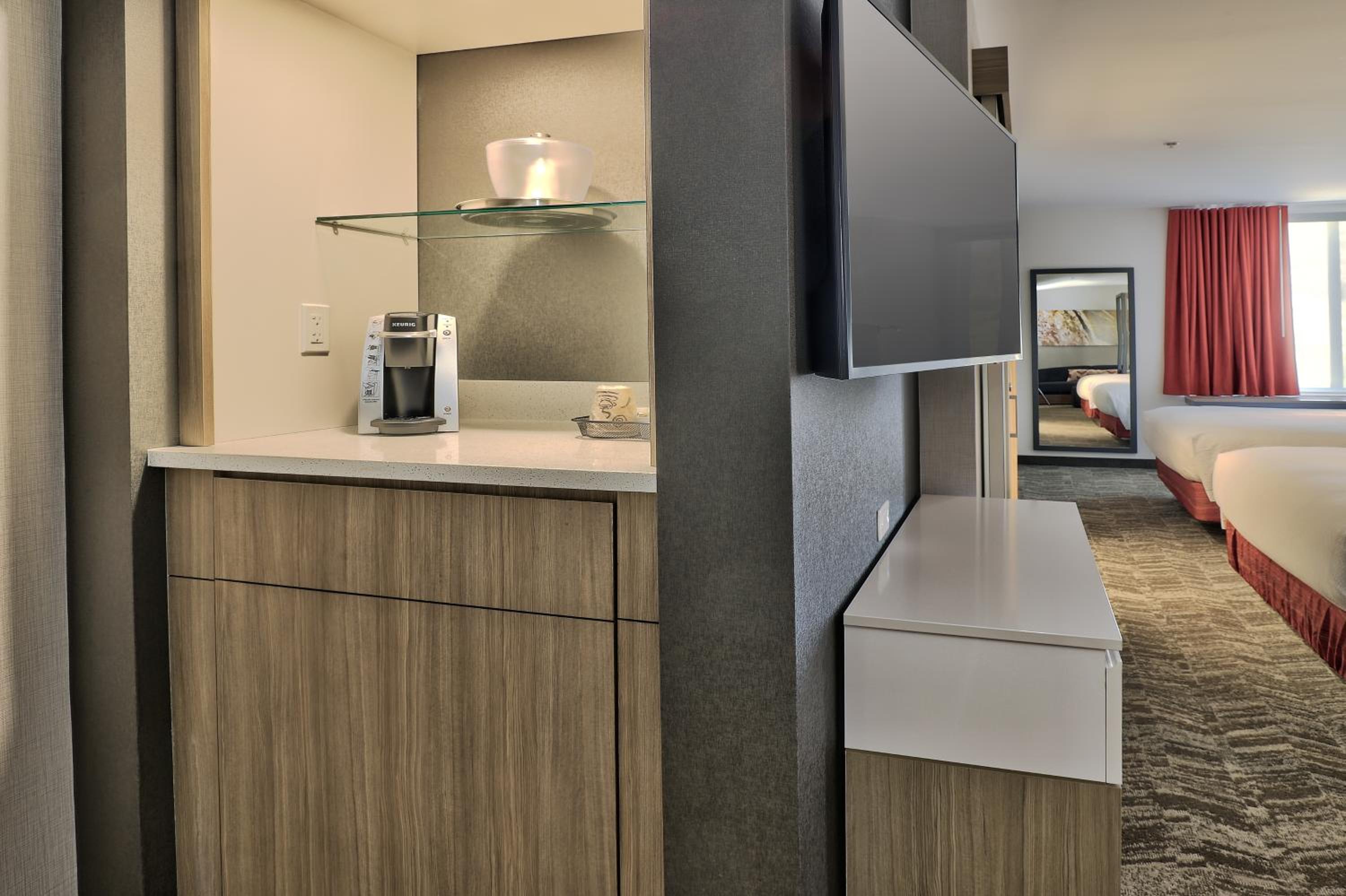 Suite, 2 Queen, Sofa bed, City view - Photo 4