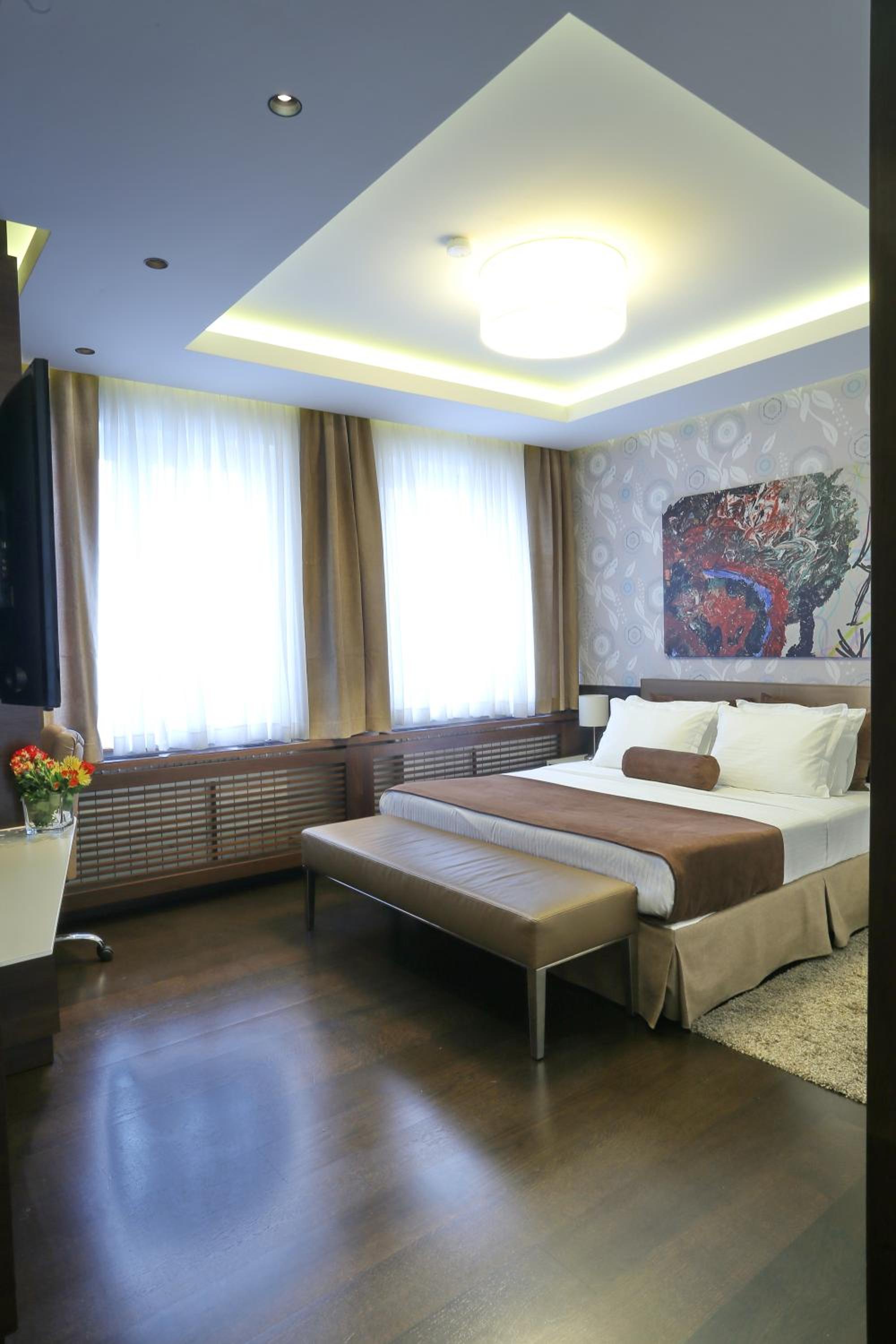 Superior King Suite with Free Parking - Photo 13