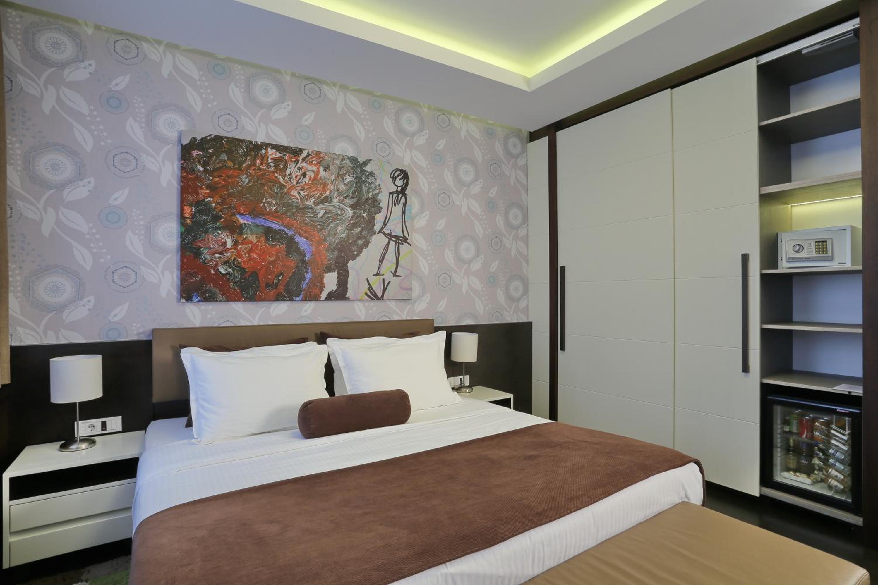 Superior King Suite with Free Parking - Photo 2