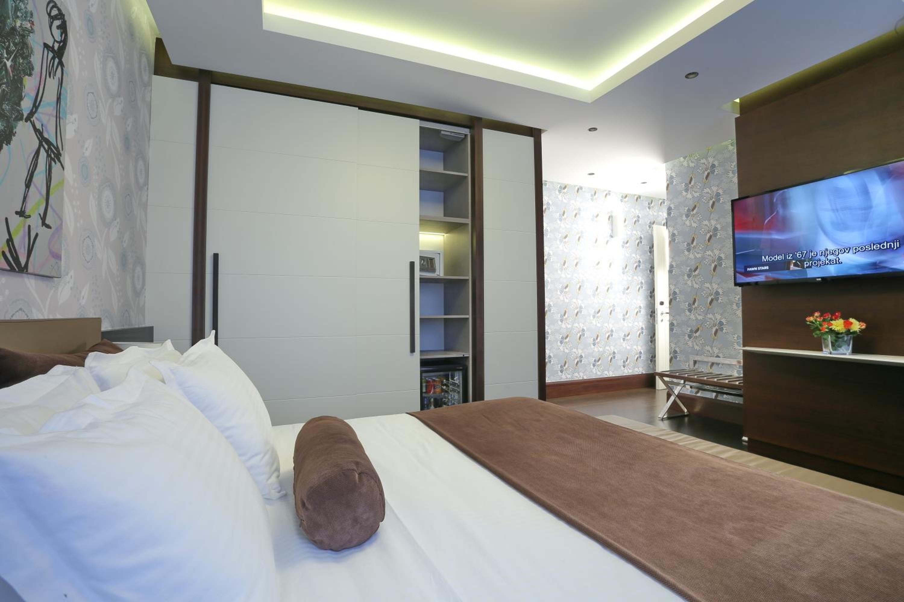 Superior King Suite with Free Parking - Photo 8