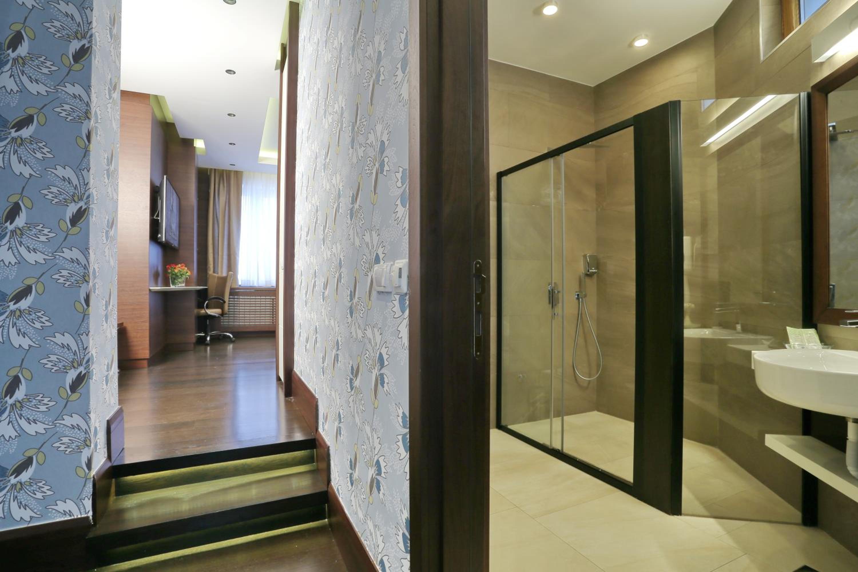 Superior King Suite with Free Parking - Photo 19
