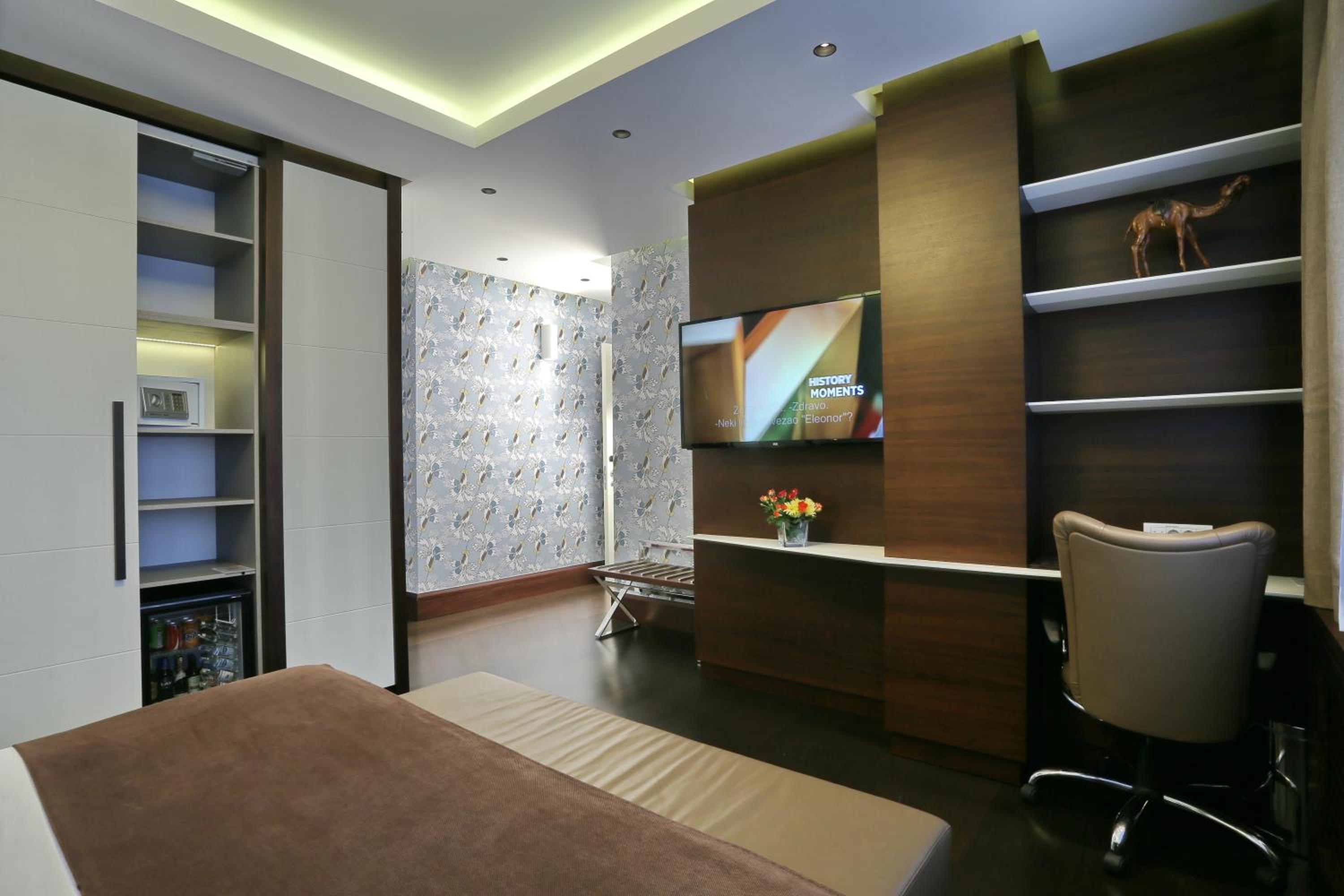 Superior King Suite with Free Parking - Photo 20