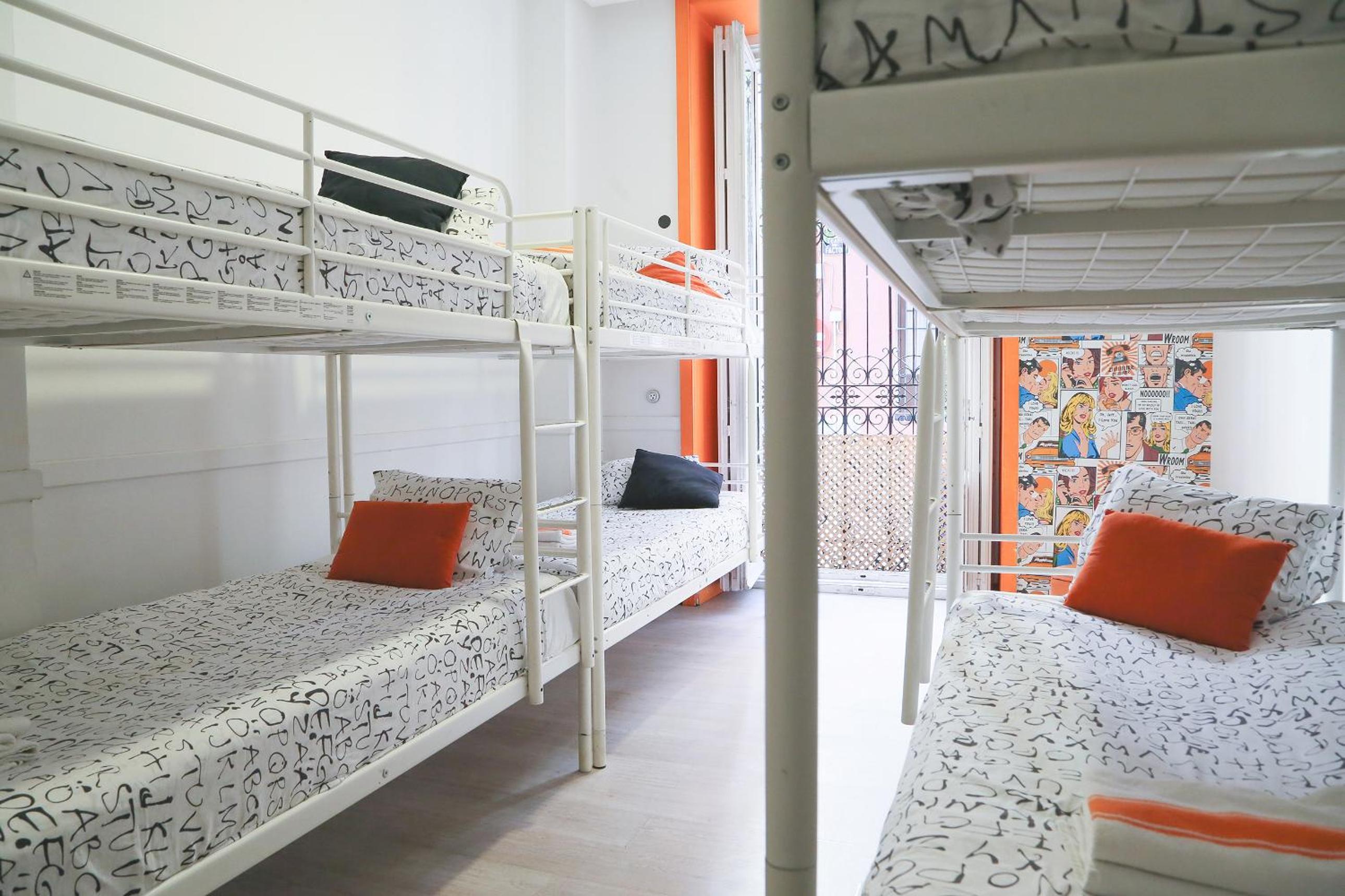 Cama individual en habitación compartida femenina para 8 personas