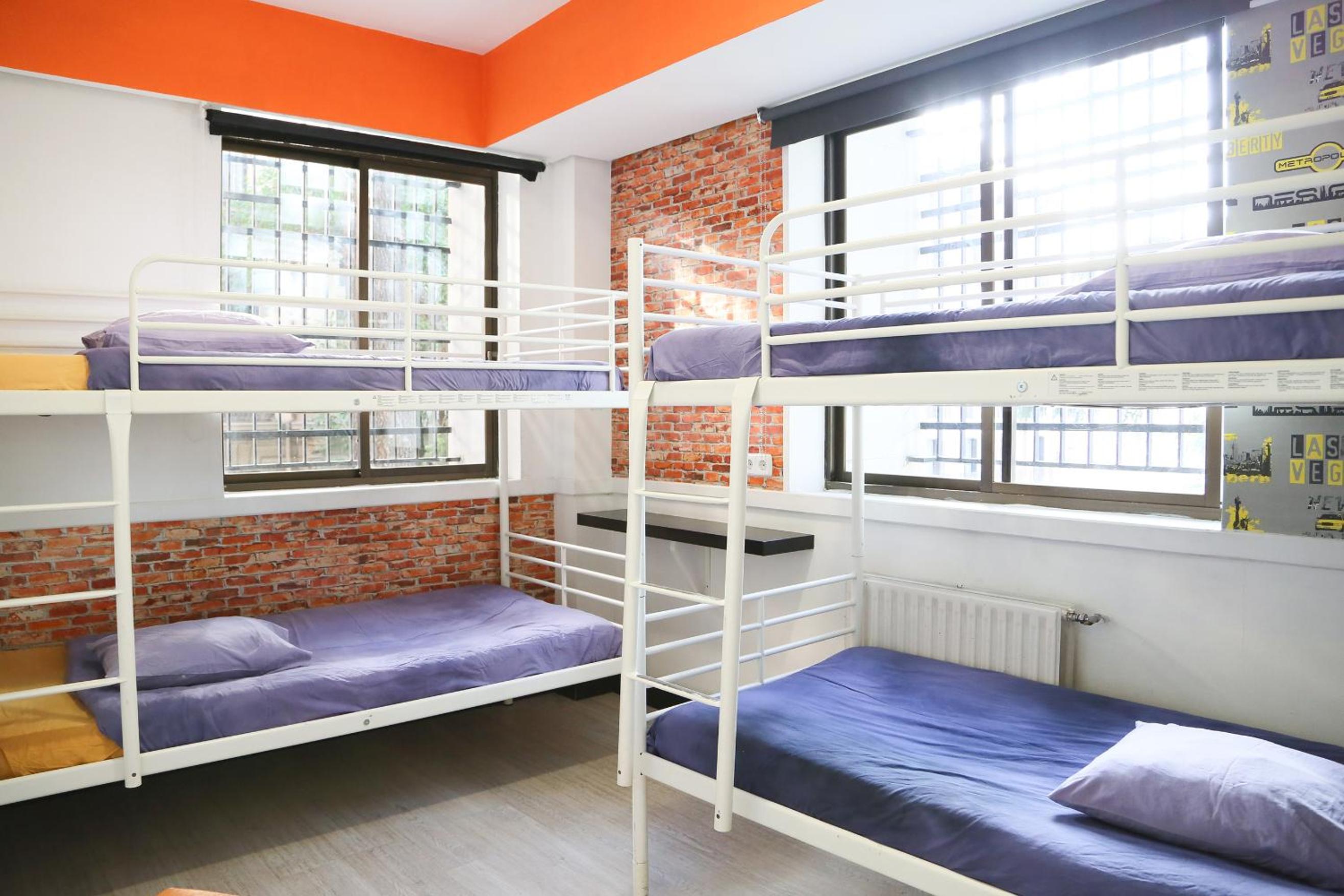 Cama individual en habitación compartida para mujeres de 4 camas con baño privado