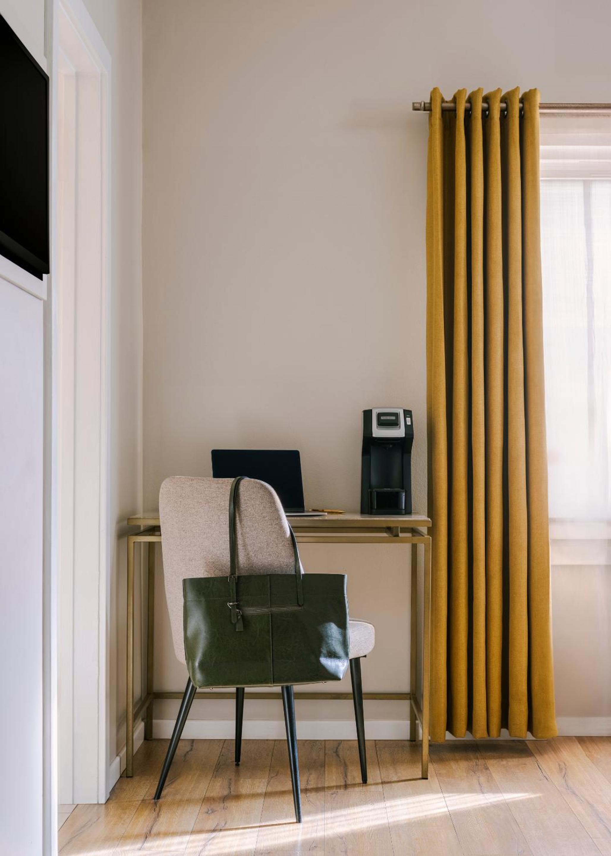 Superior Double Room thumbnail 5