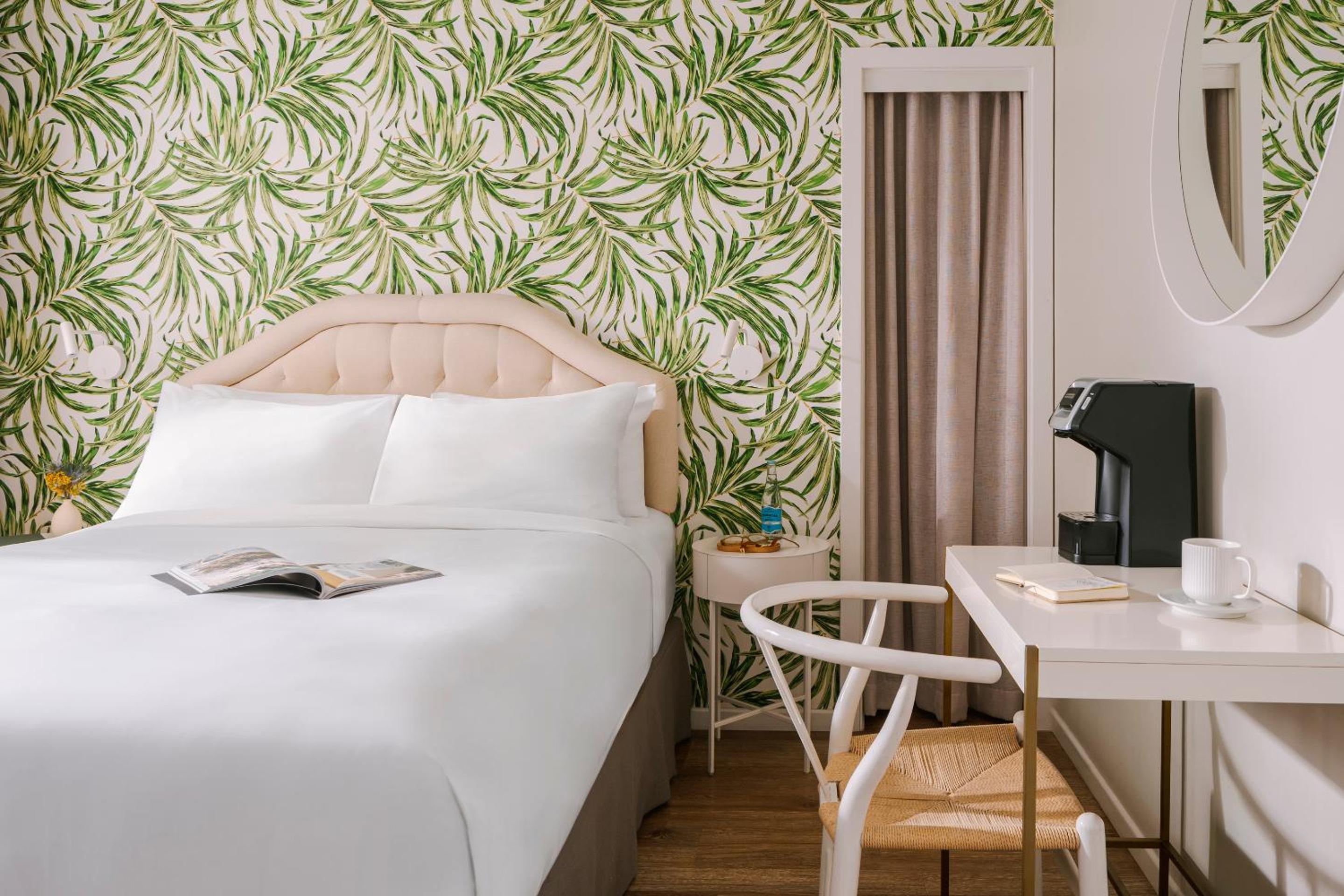 Suite, 1 King Bed With Sofa Bed