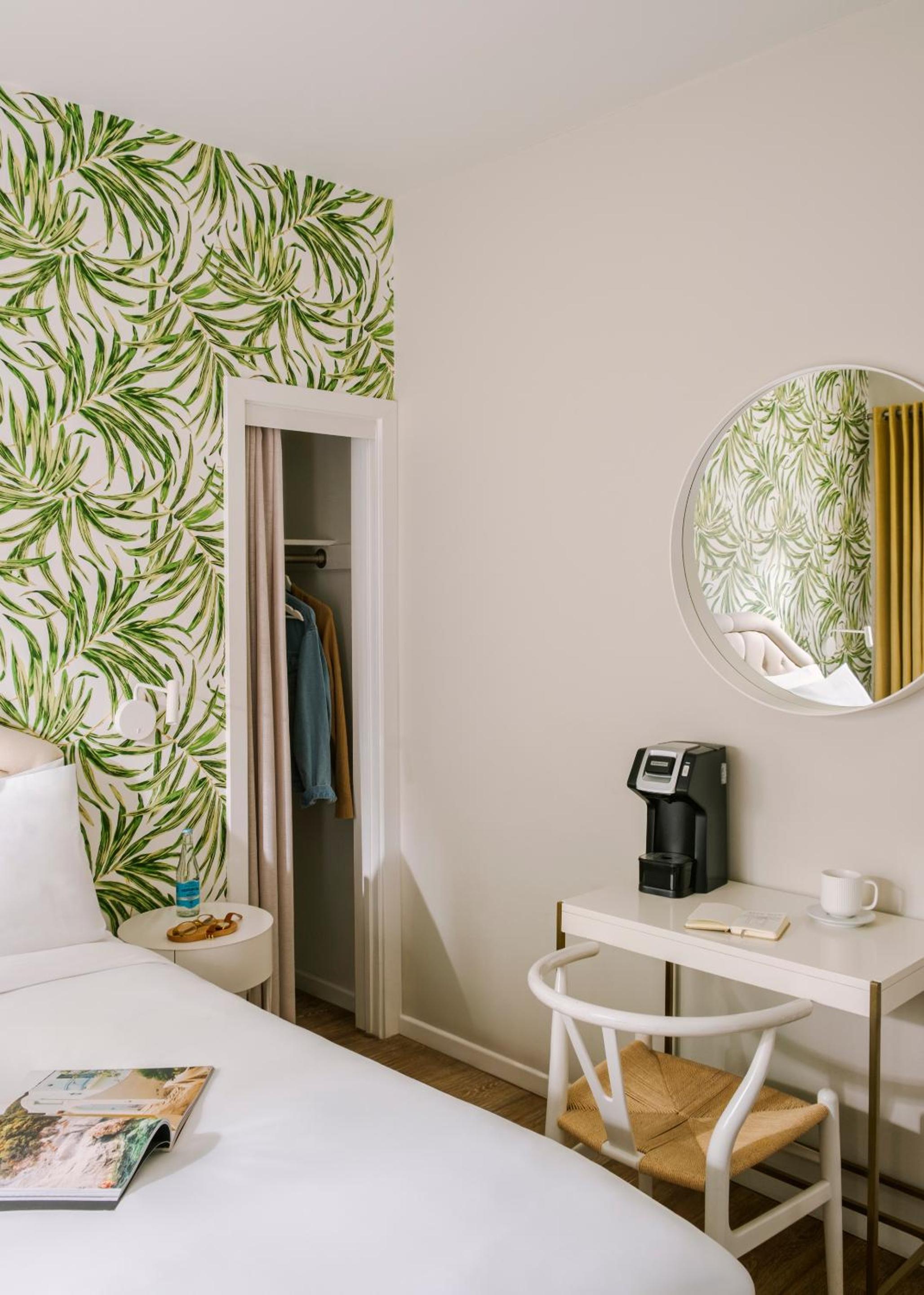 Queen Room thumbnail 6