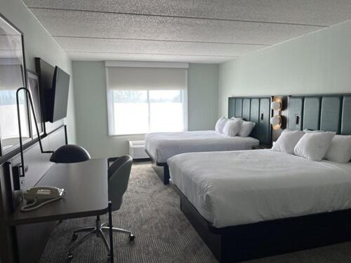 Queen Room with Two Queen Beds - No Pets/Non-Smoking - Photo 1