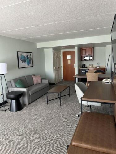 Studio Suite with One King Bed - No Pets/Non-Smoking - Photo 1