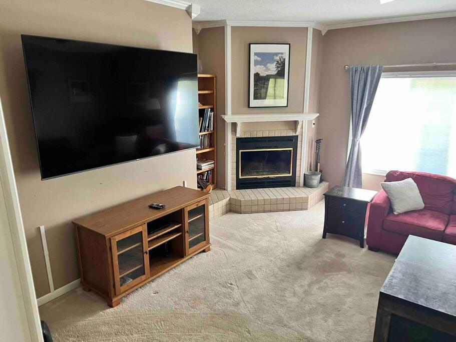 Three-Bedroom House photo 3