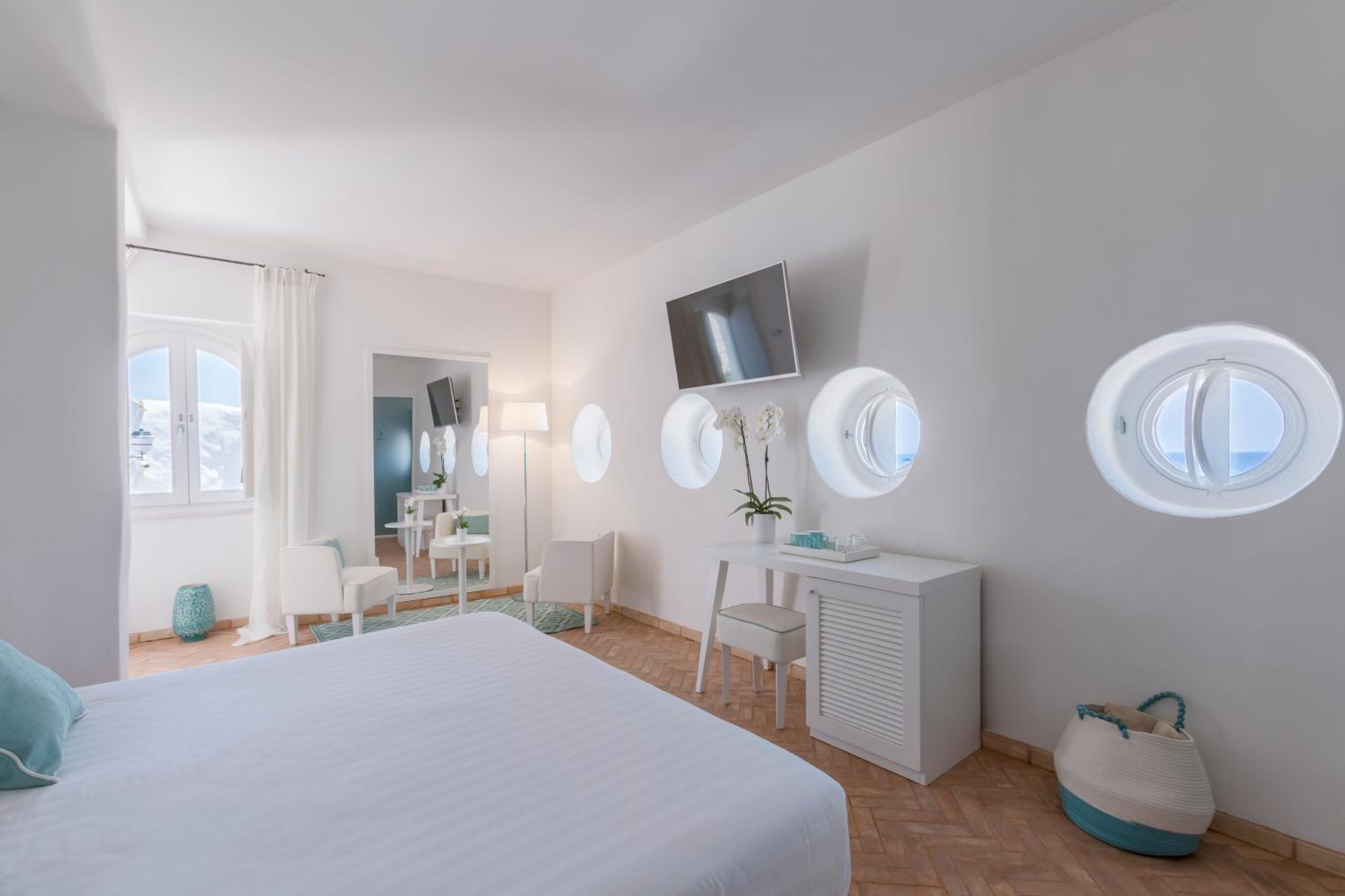 Deluxe Double Room with Side Sea View - Photo 4