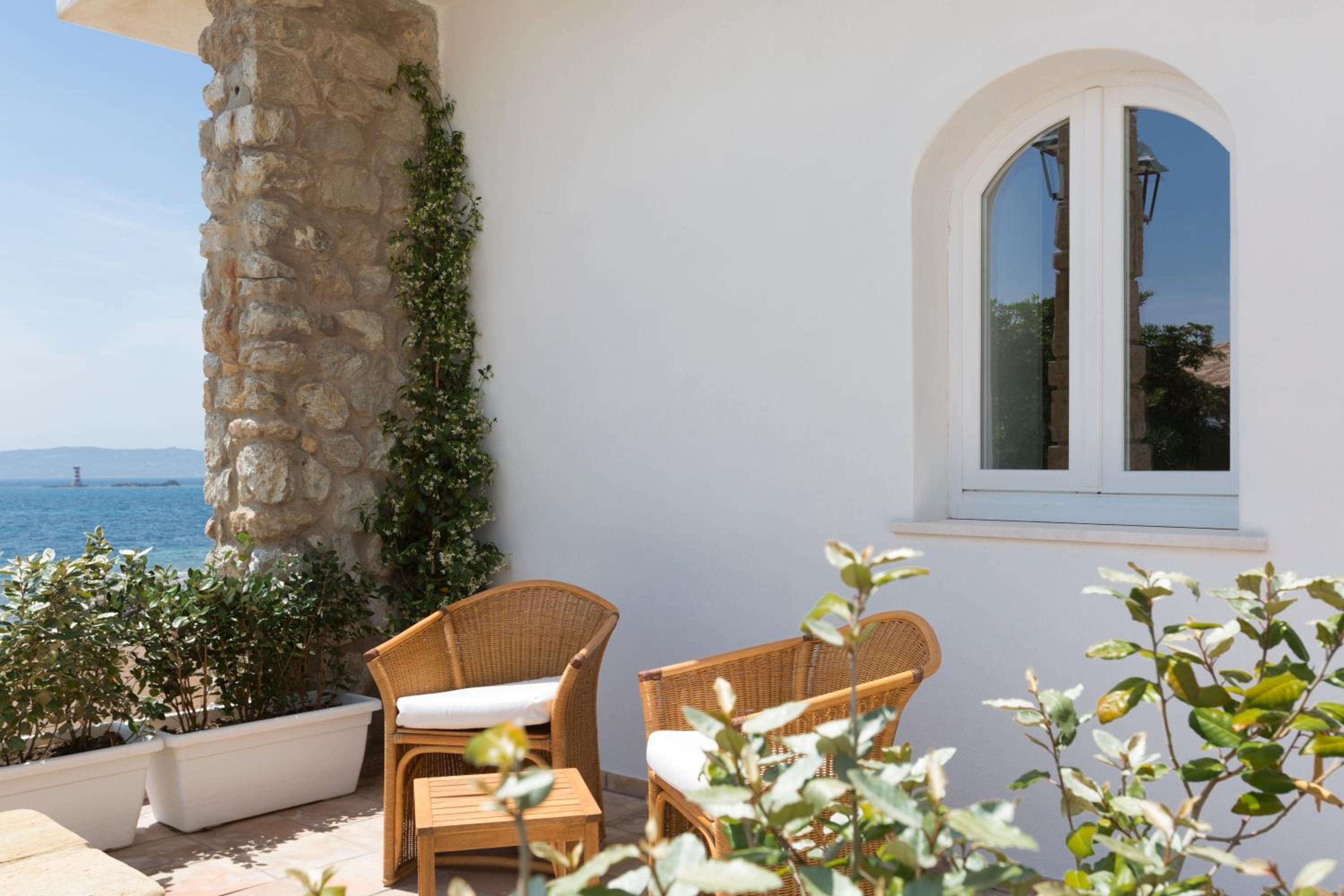 Deluxe Double Room with Side Sea View - Photo 9
