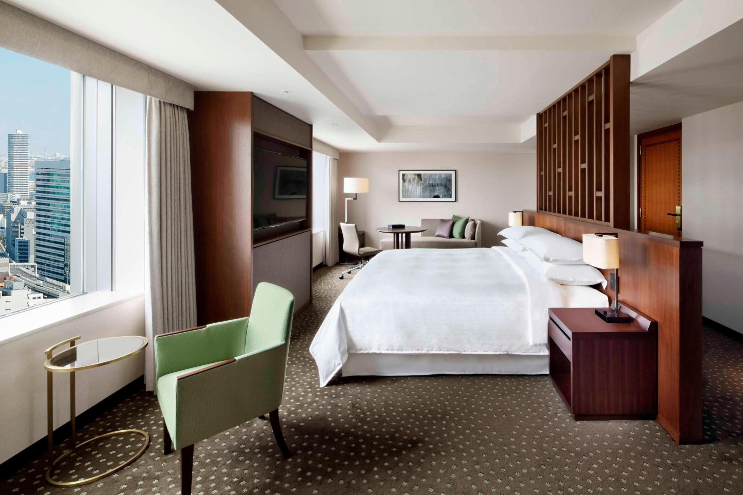 Luxury deluxe king, Larger Guest room, 1 King, City view - Photo 4