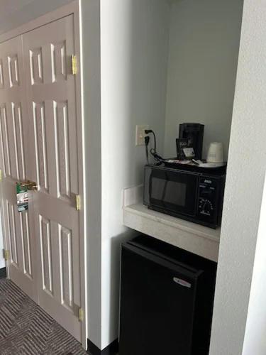 King Room with One King Bed - Mobility Accessible - No Pets/Non-Smoking - Photo 2