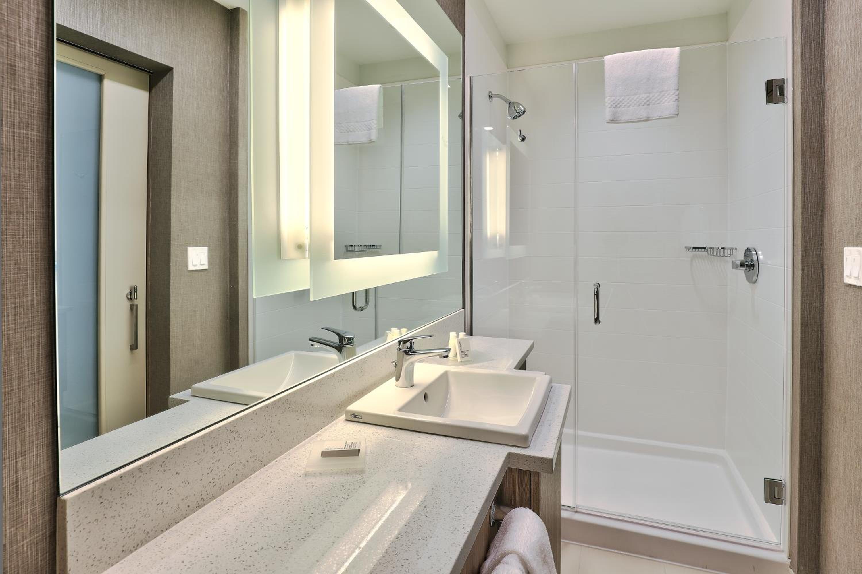 Suite, 1 King, Sofa bed, City view - Photo 4