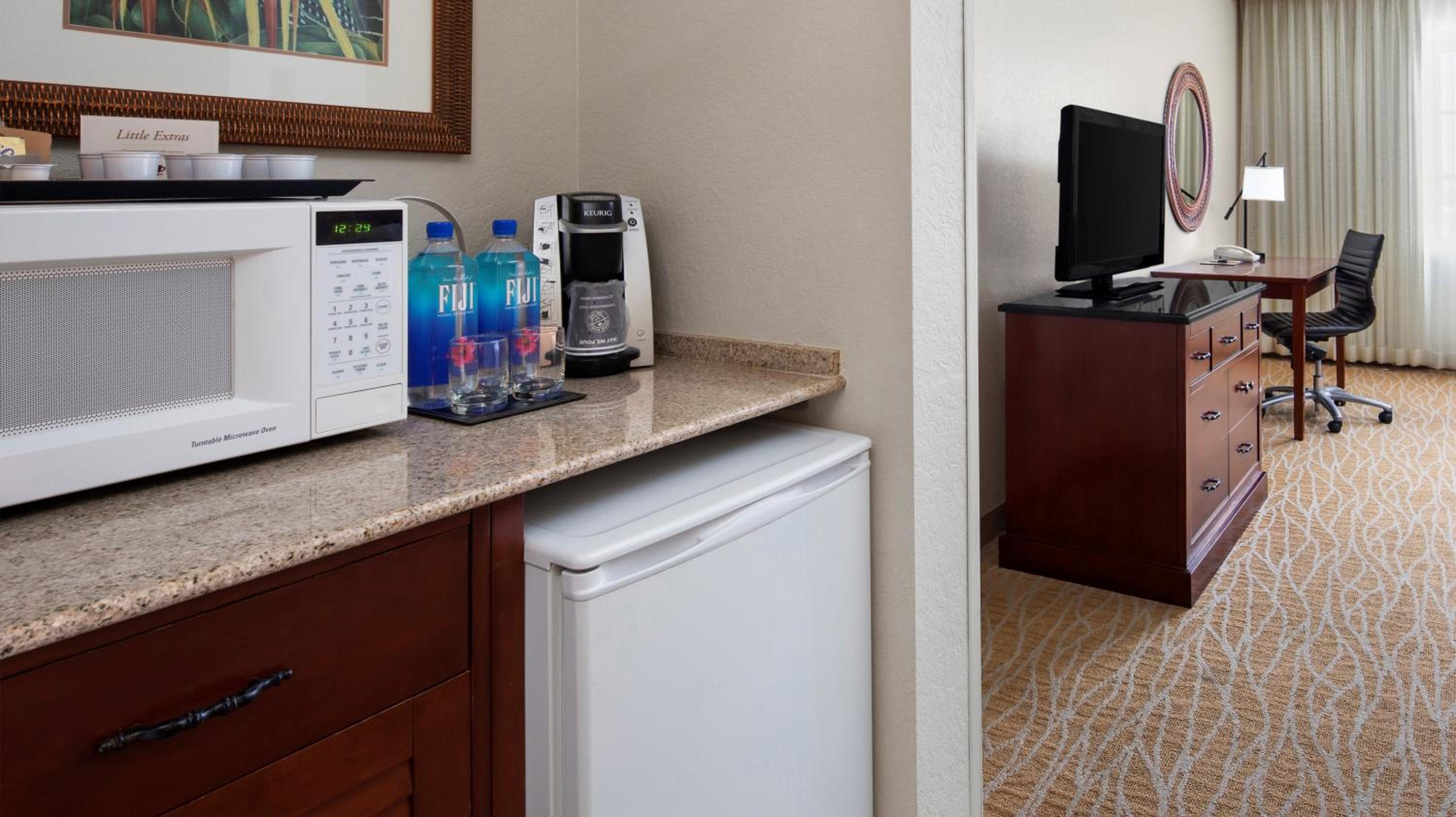 King Room with Roll-In Shower - Mobility/Hearing Accessible - Photo 3