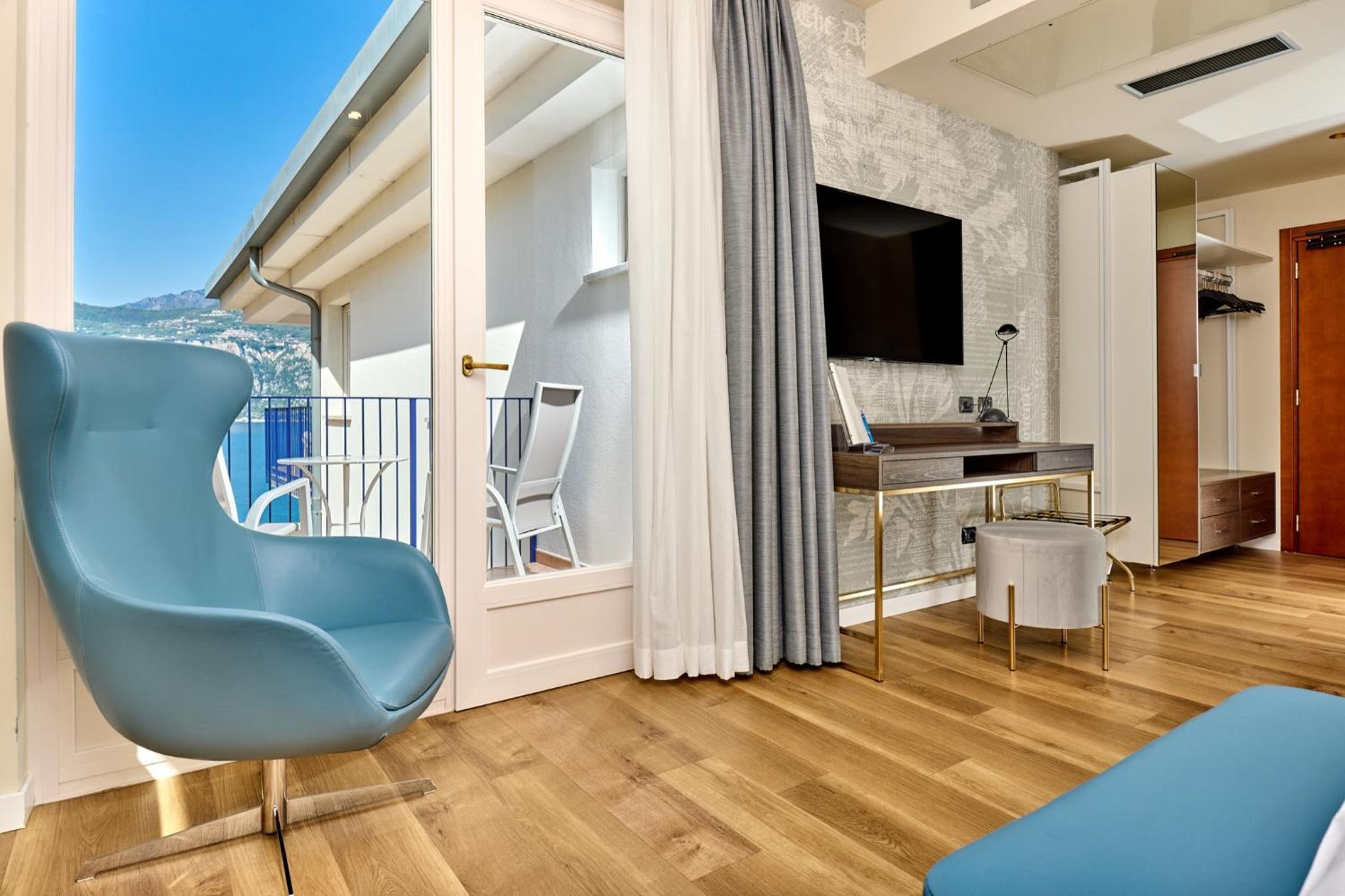 Executive Double Room with Balcony and Lateral Lake View