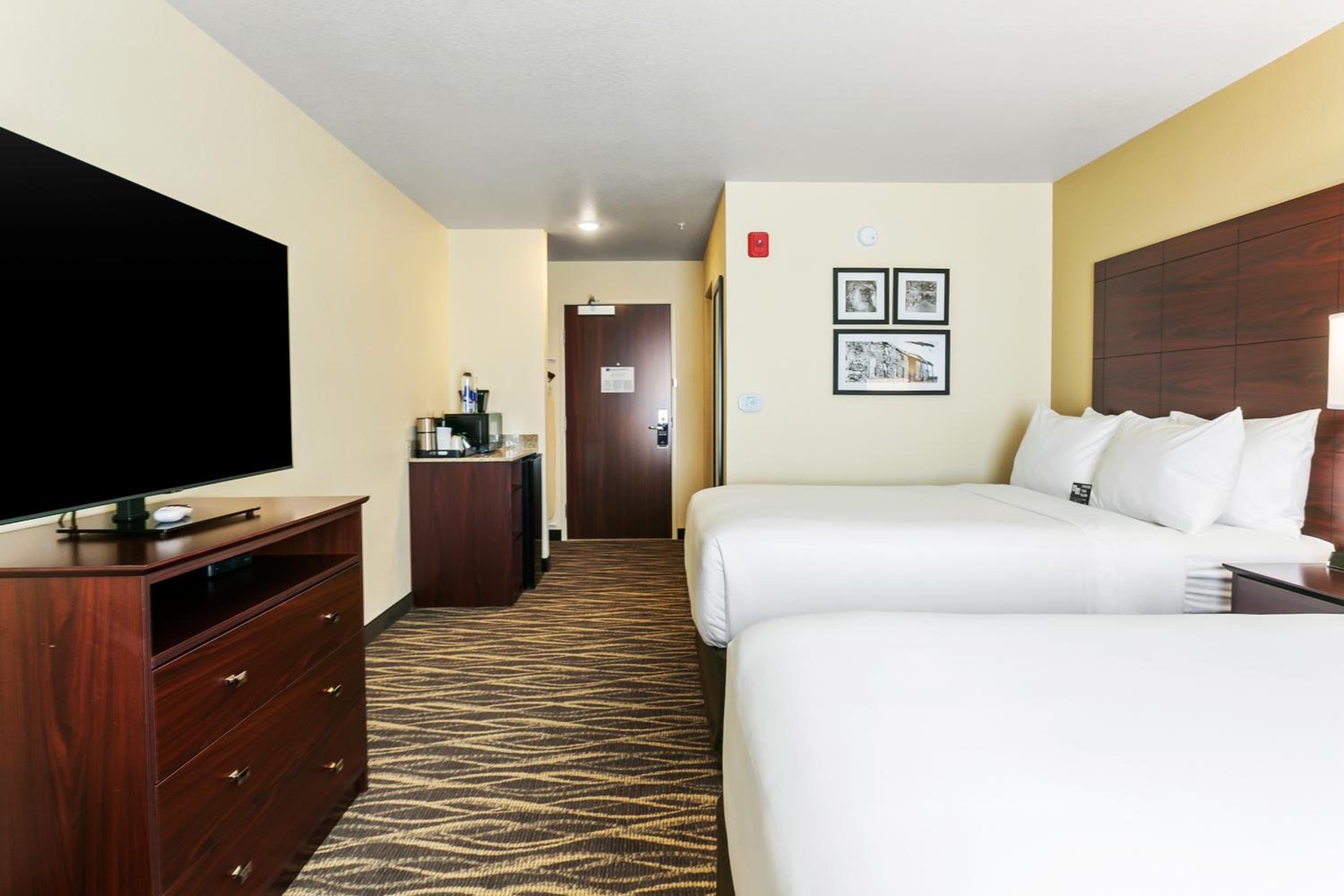 Deluxe Queen Room with Two Queen Beds - Photo 2