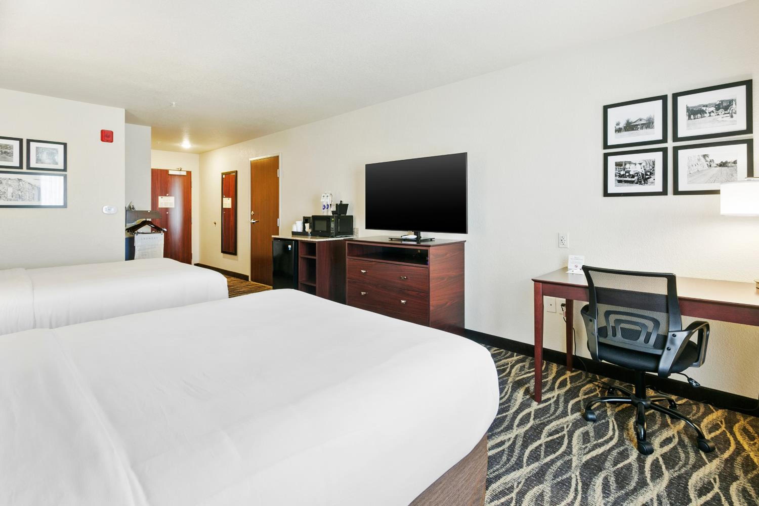 Queen Room with Two Queen Beds - Disability Access - Photo 2