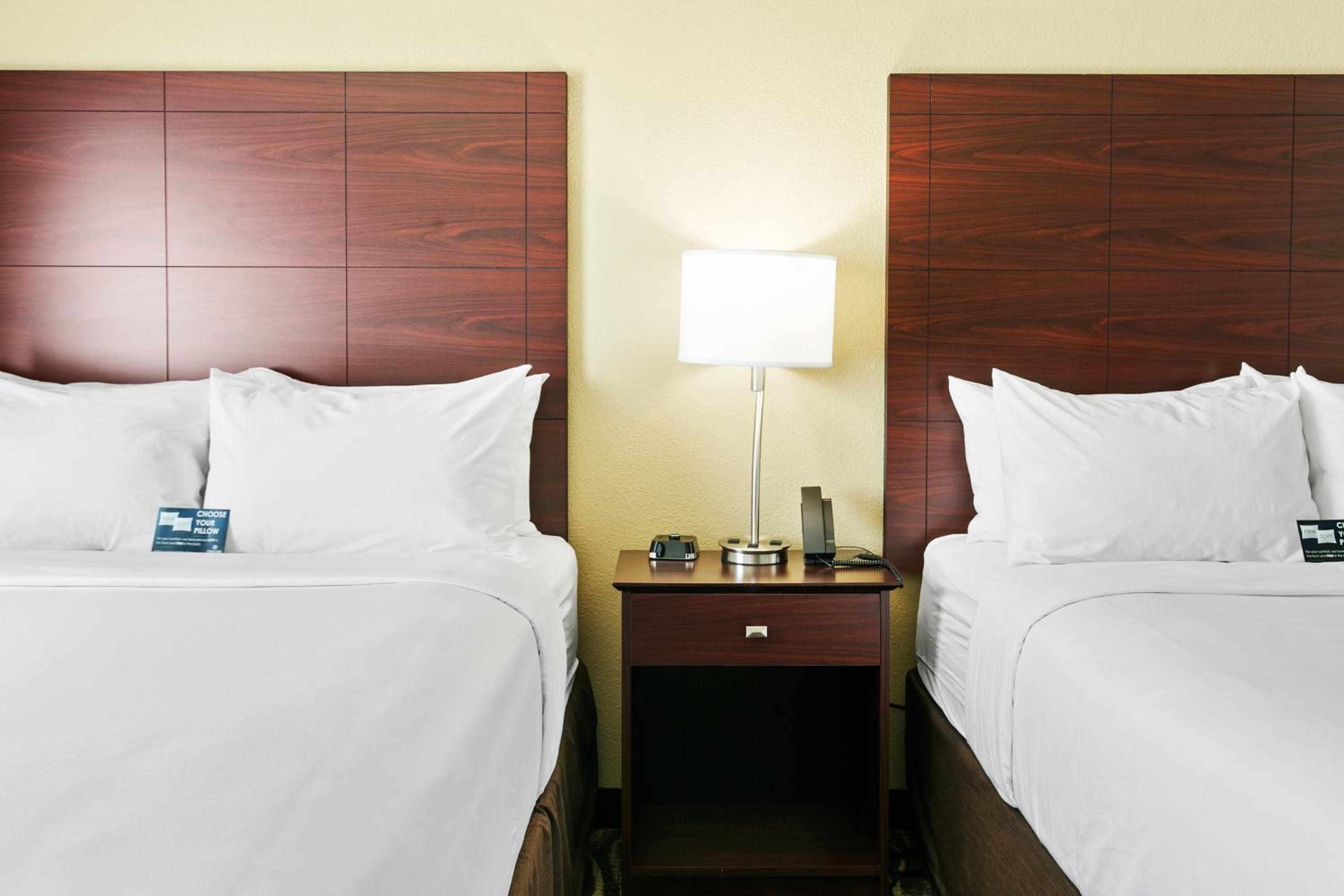 Deluxe Queen Room with Two Queen Beds - Photo 3