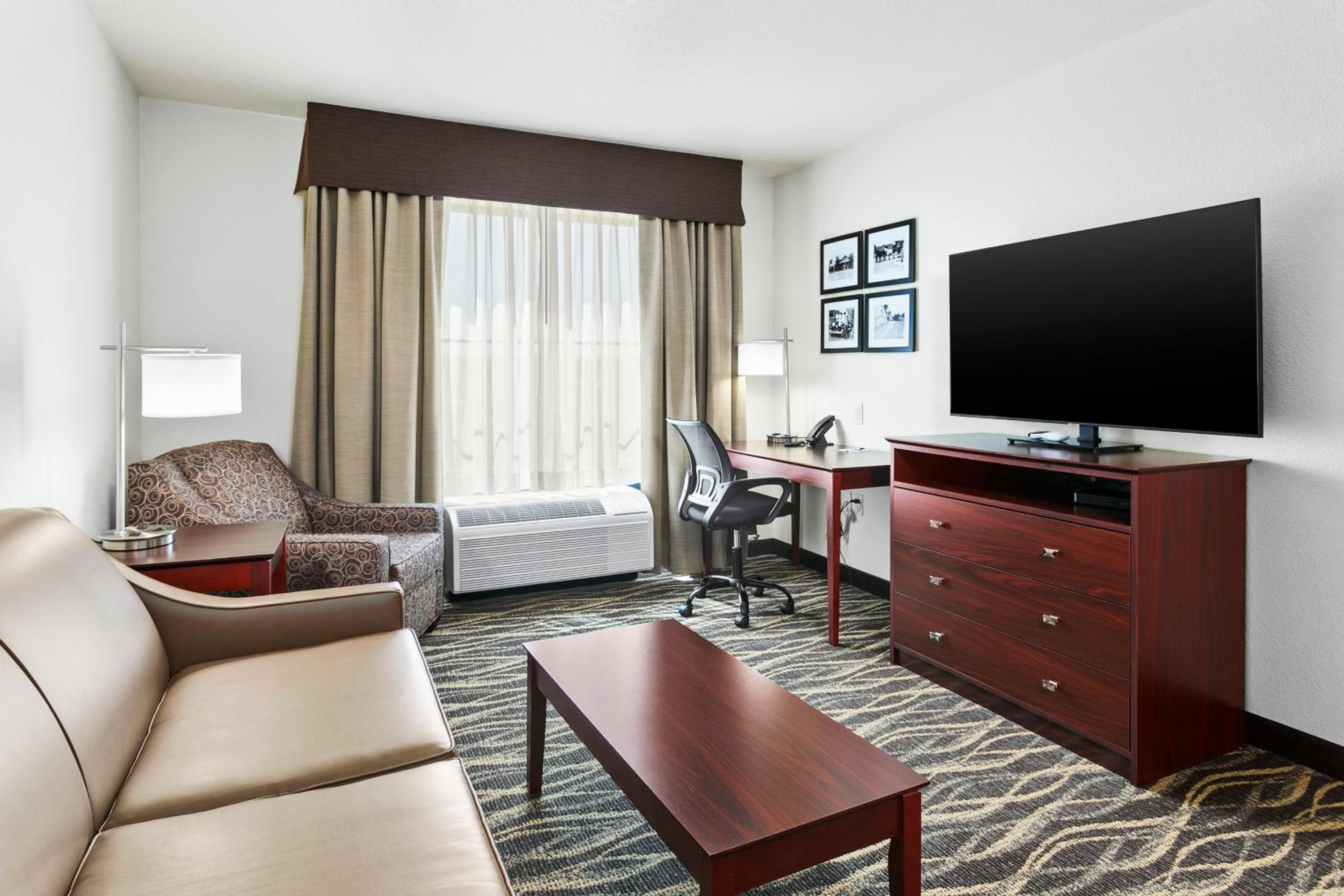 Deluxe Family Suite - Photo 1