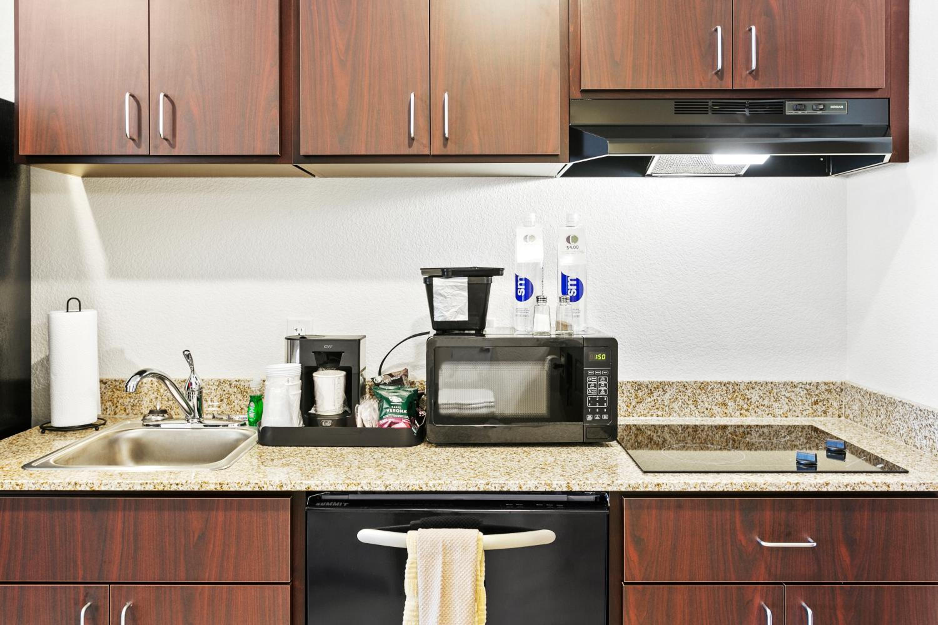 Deluxe Family Suite - Photo 3