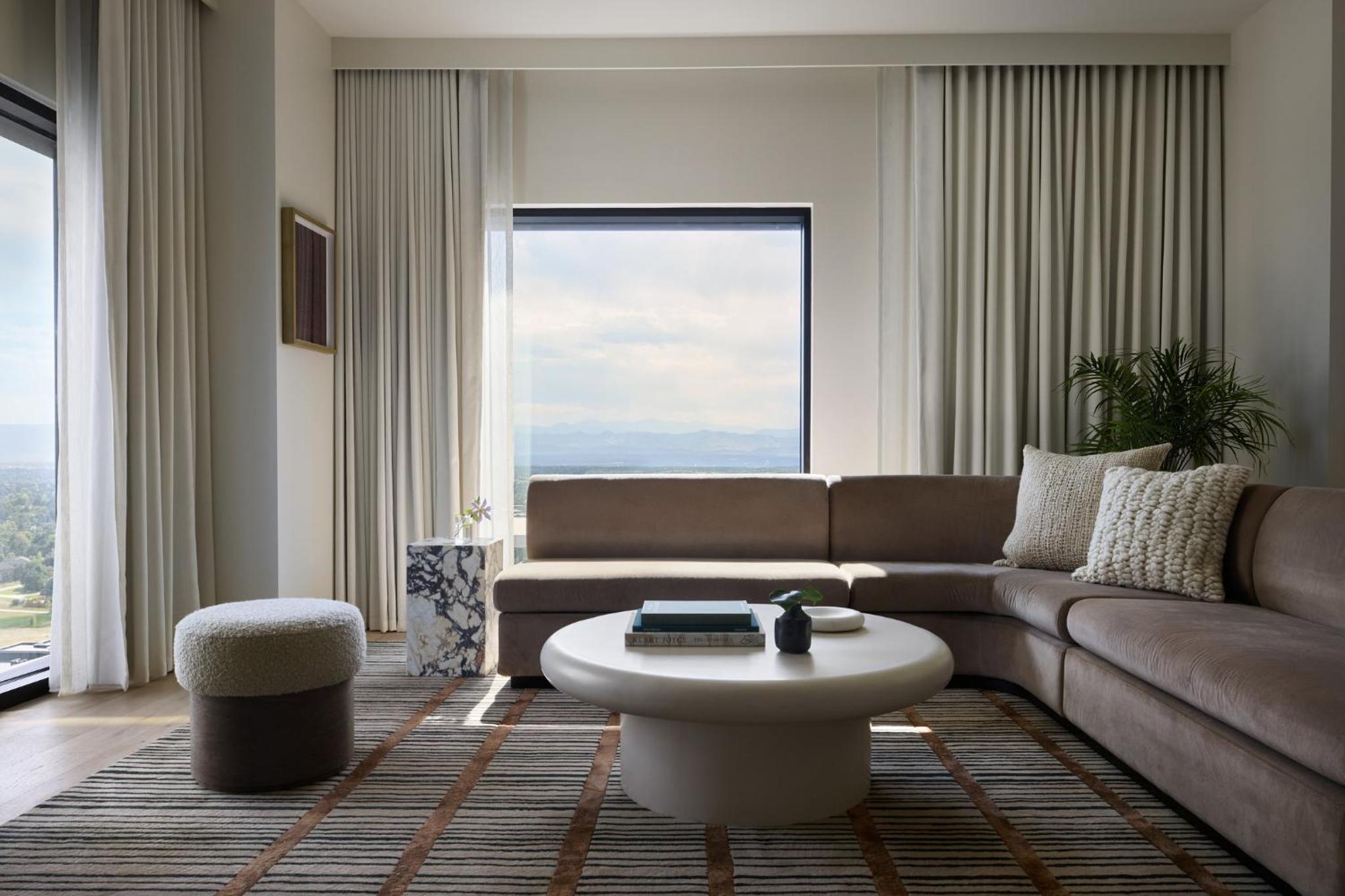 One-Bedroom Suite with Mountain View - Photo 7