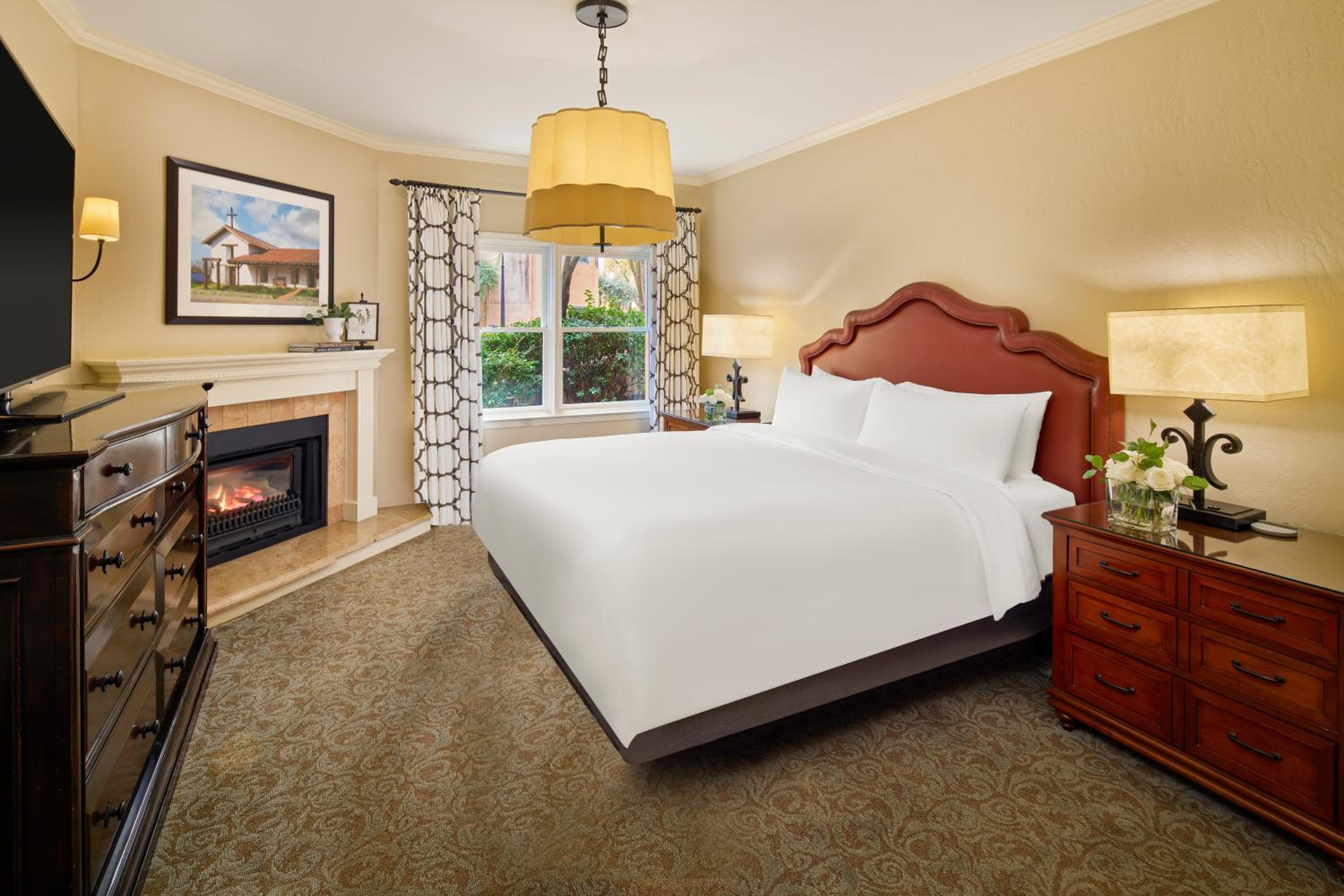 One-Bedroom General Vallejo King Suite with Sofa Bed and Patio - Fireplace/Garden View - Photo 2