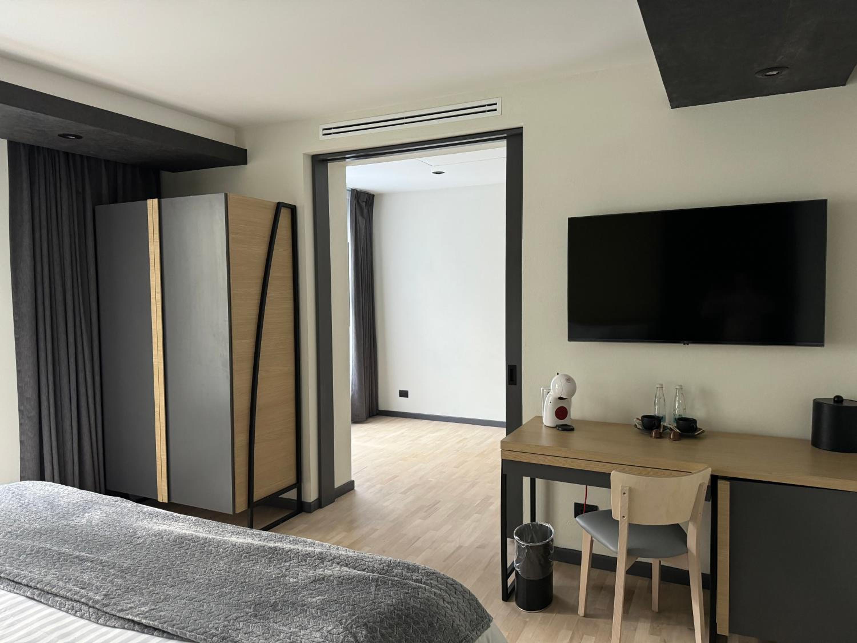 Deluxe King Suite - Photo 10