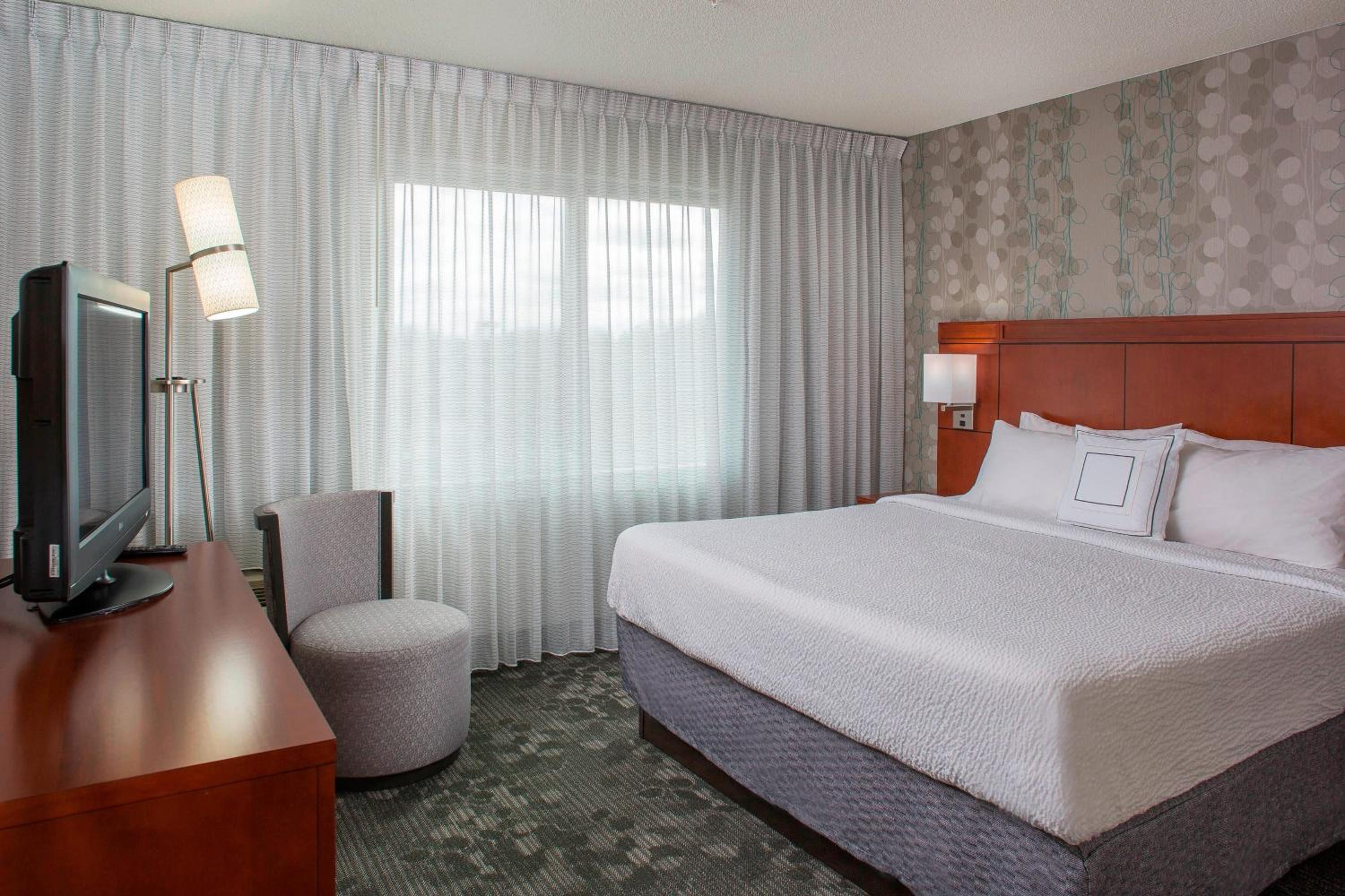 1 Bedroom Larger Suite, 1 King, Sofa bed - Photo 5