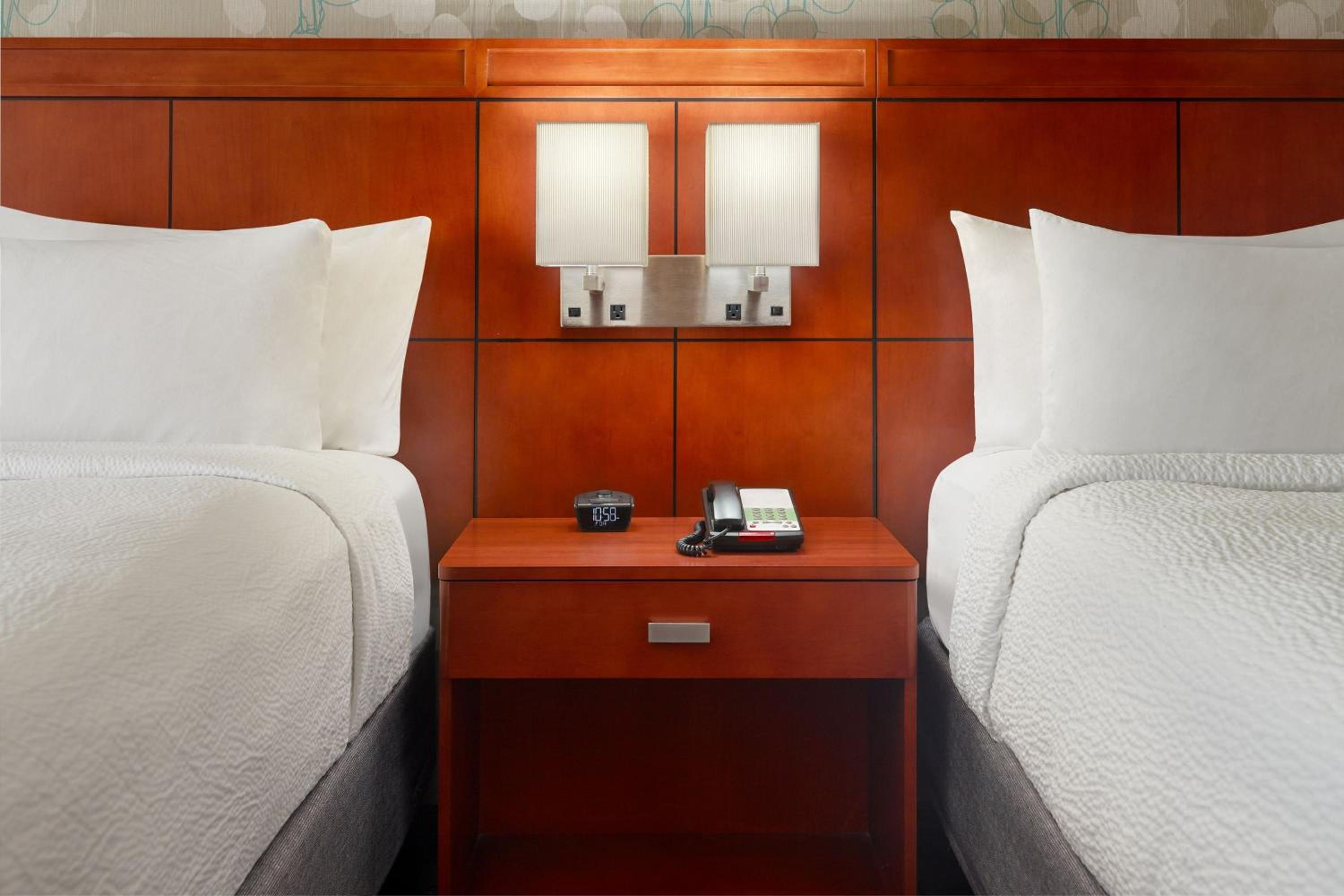 Queen Room with Two Queen Beds - Photo 3