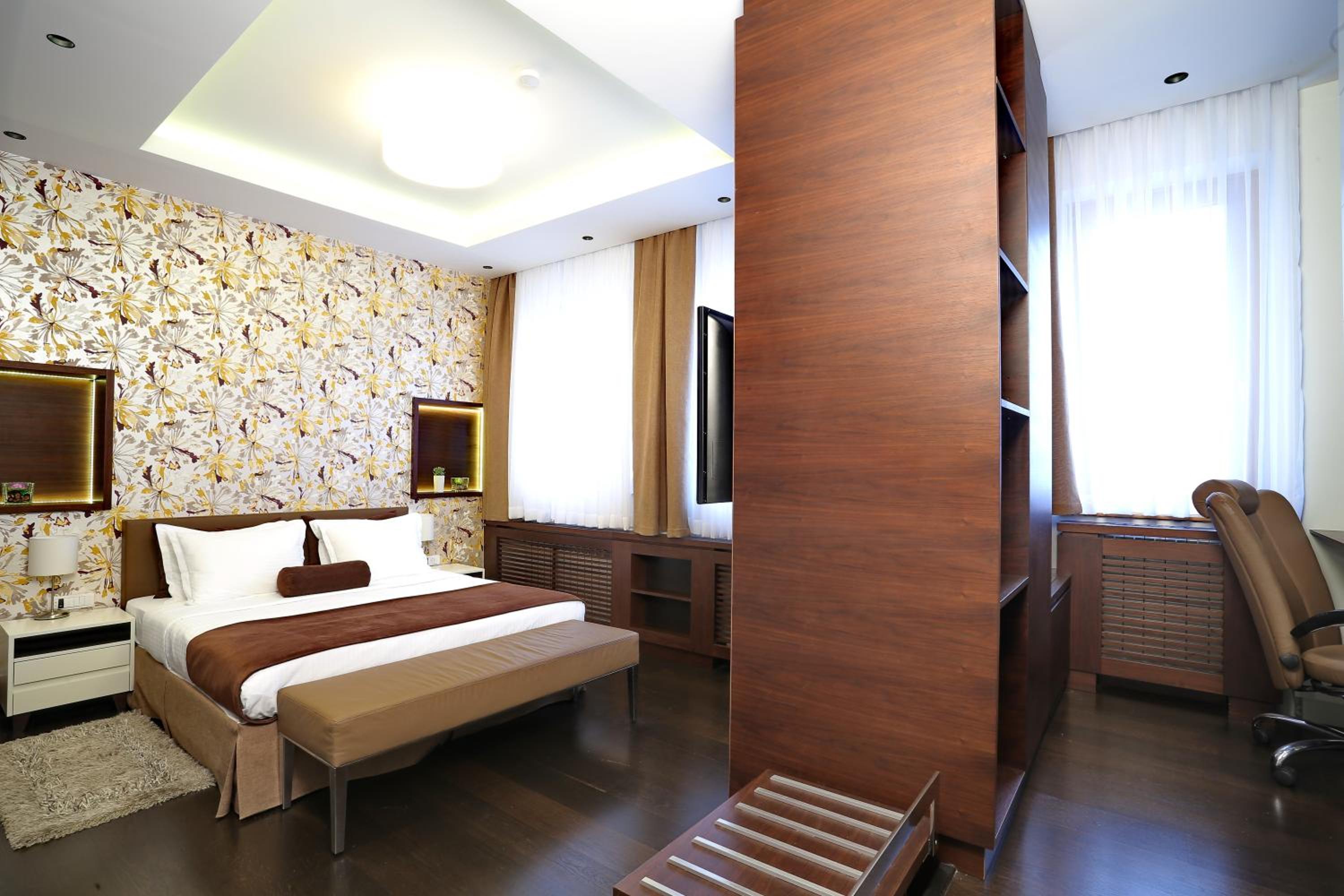 Superior King Suite with Free Parking - Photo 9