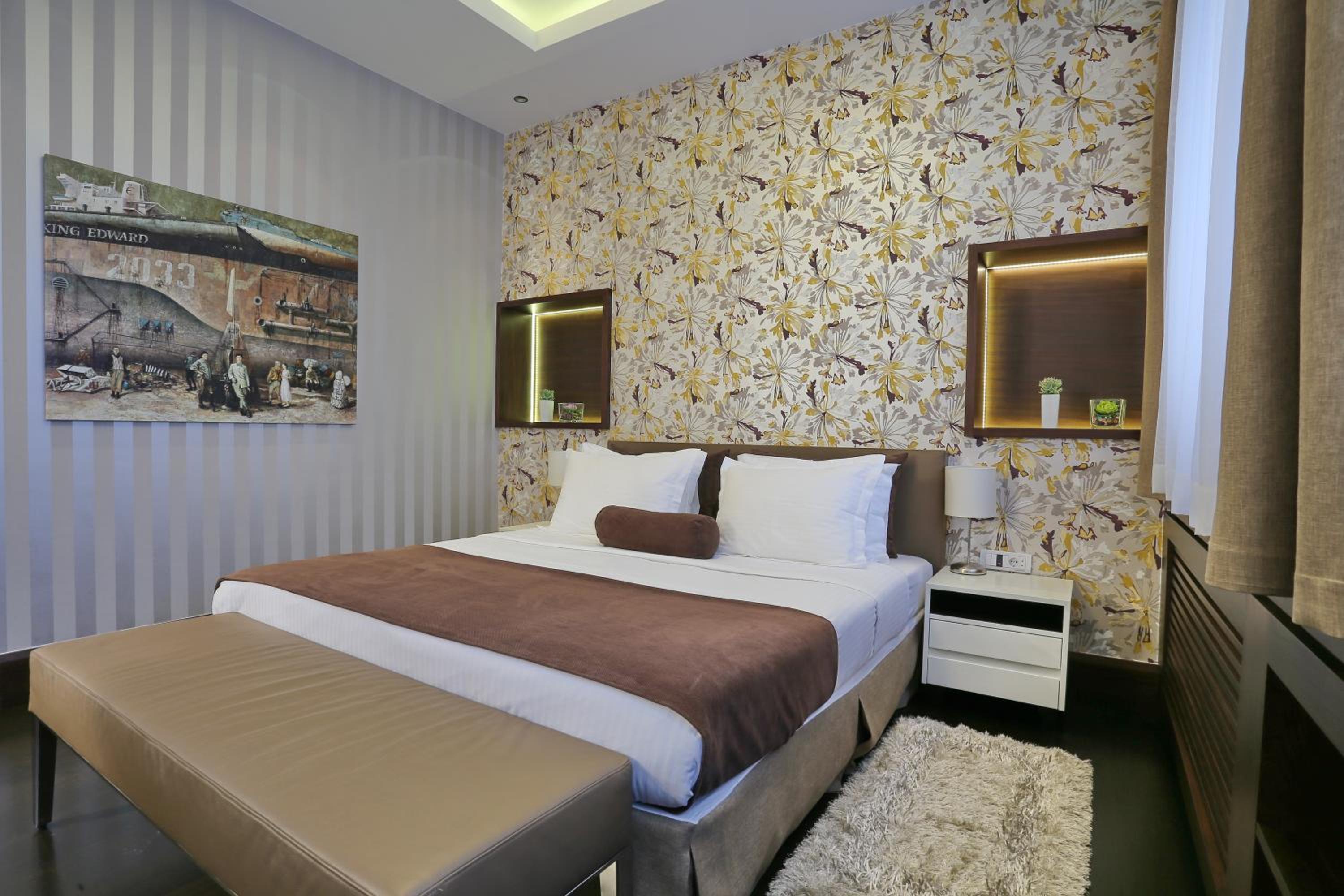 Superior King Suite with Free Parking - Photo 23
