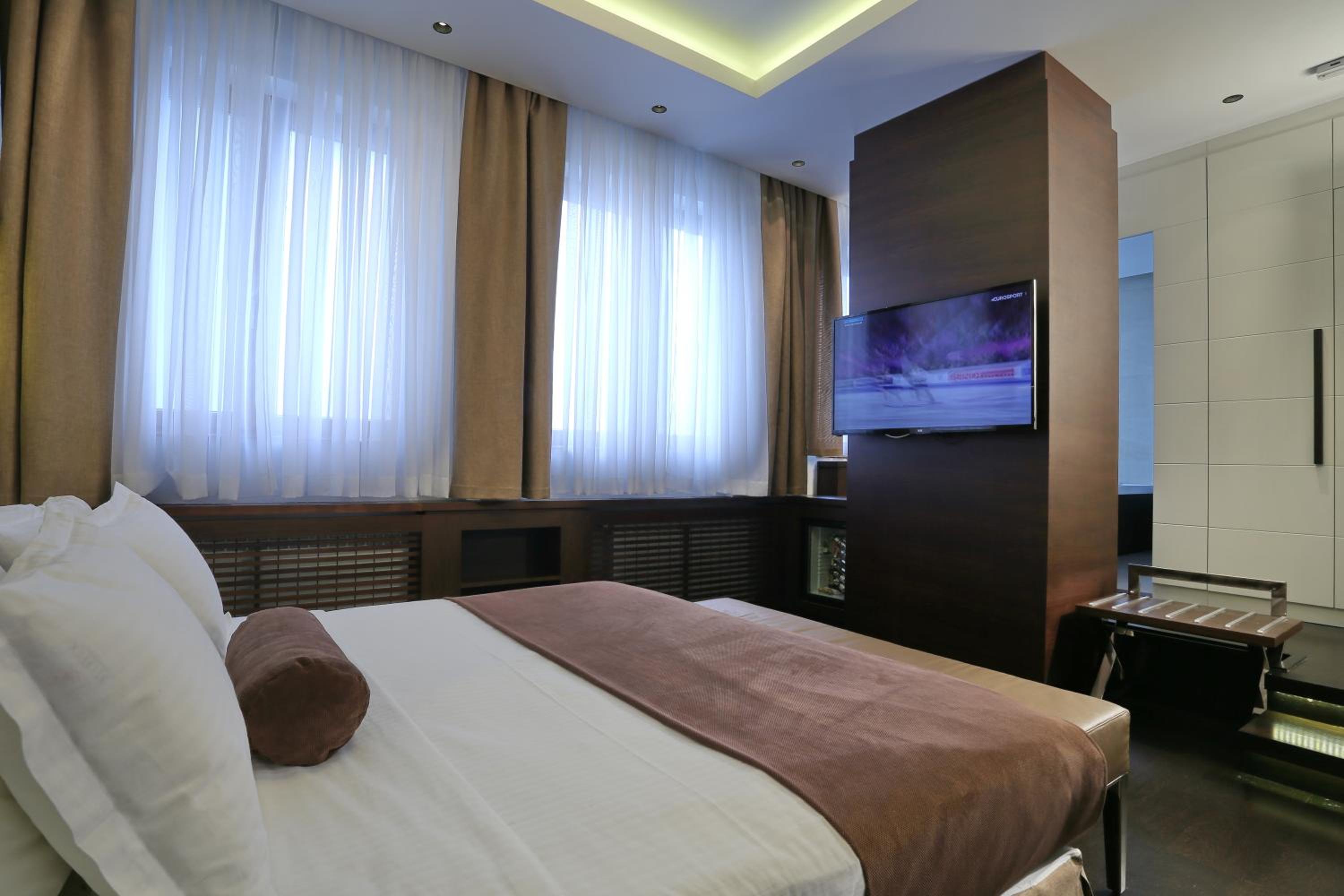 Superior King Suite with Free Parking - Photo 25