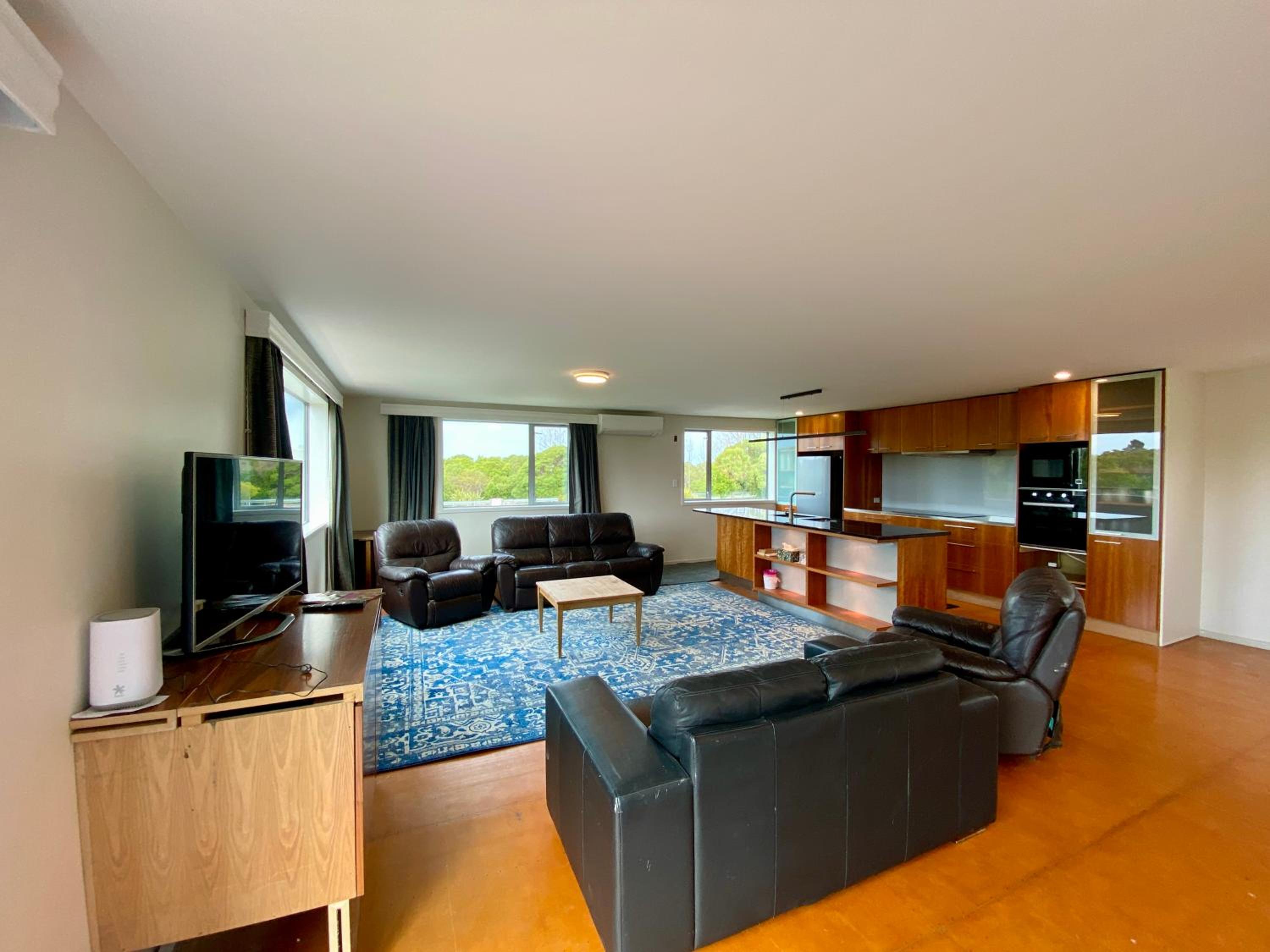Five-Bedroom House photo 1