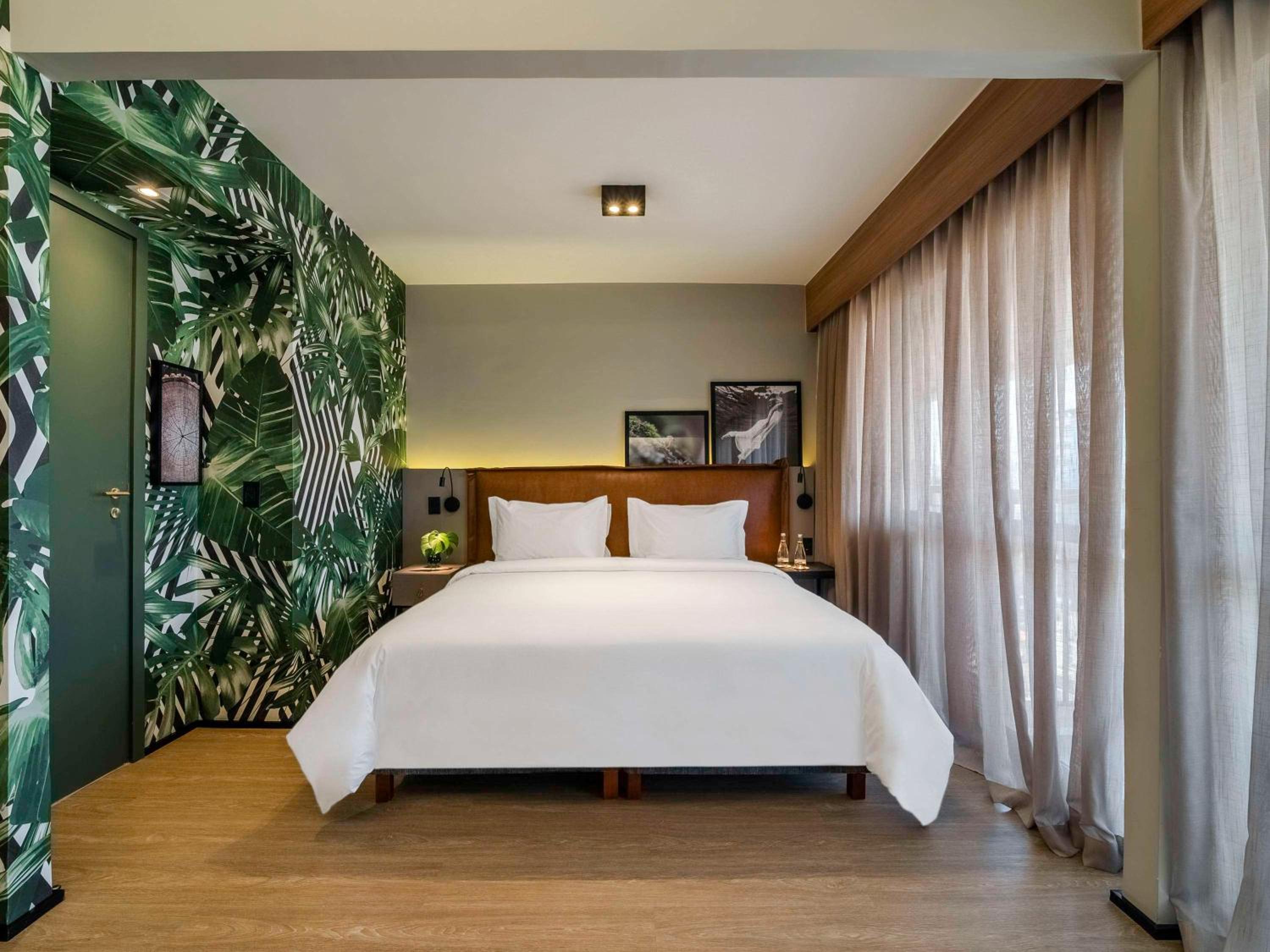Deluxe King Room with Balcony - Photo 1