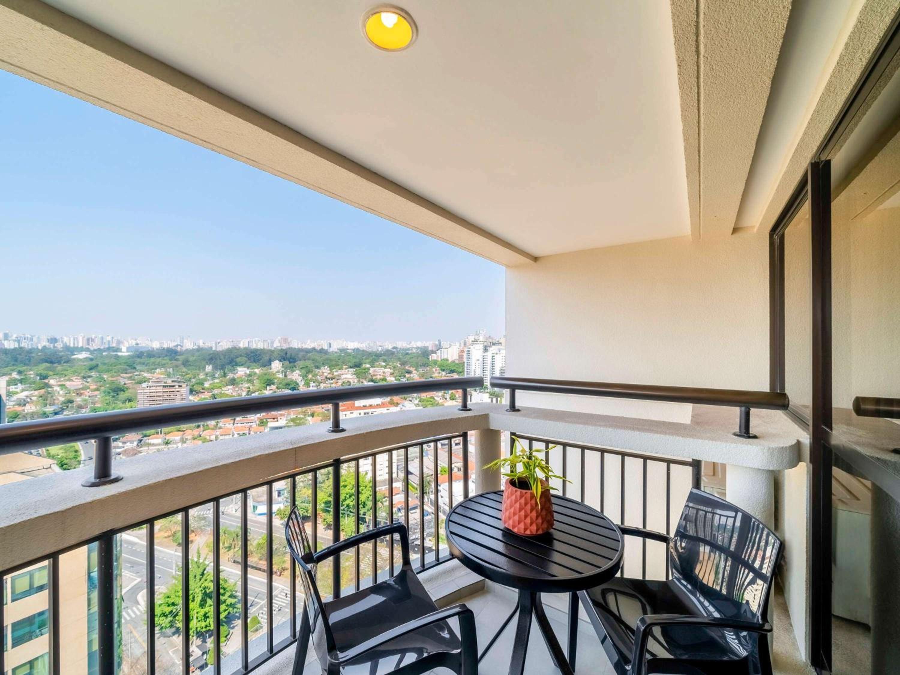 Executive King Room with Balcony and Park View - Photo 8