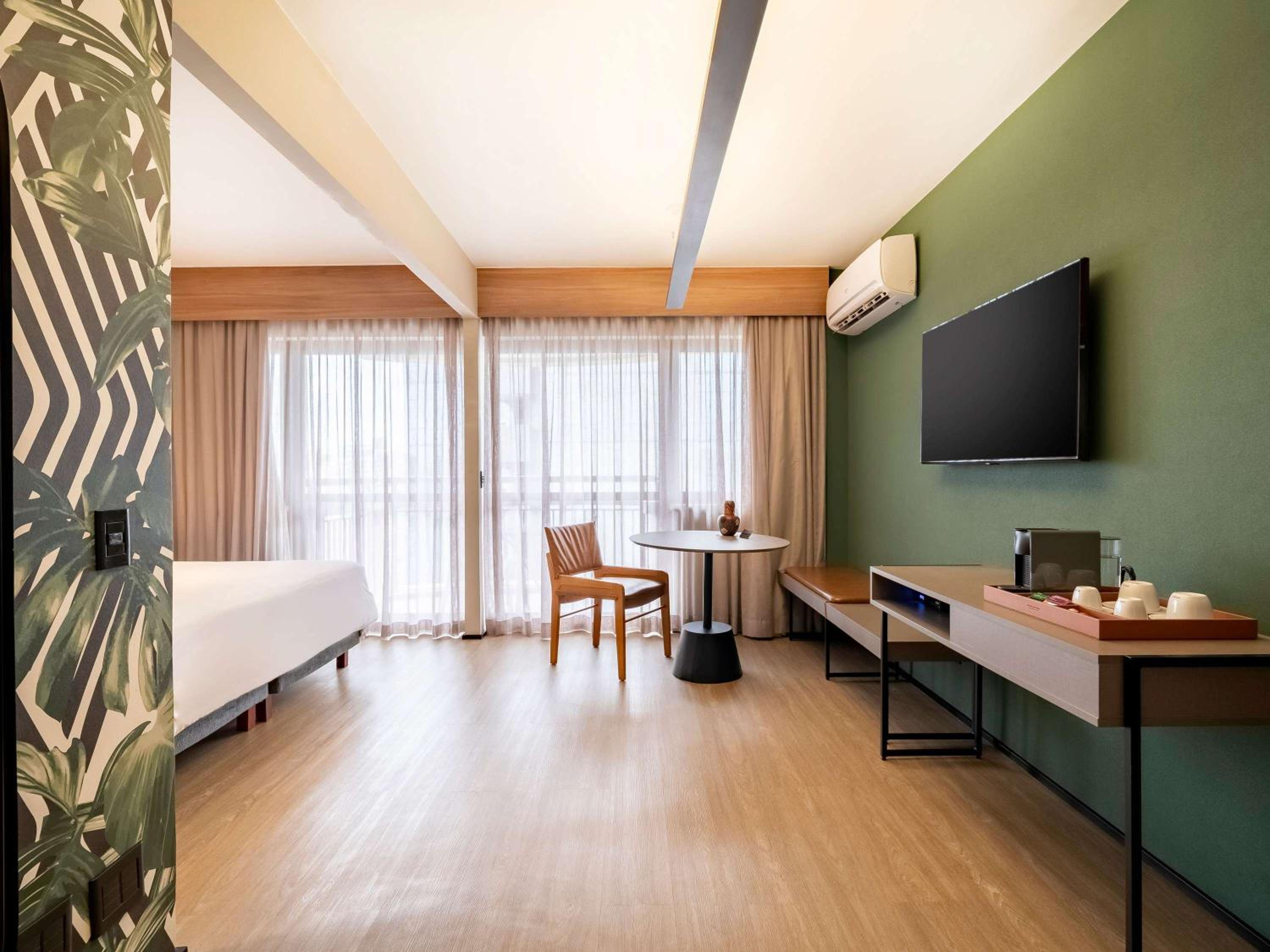 Executive King Room with Balcony and Park View - Photo 6