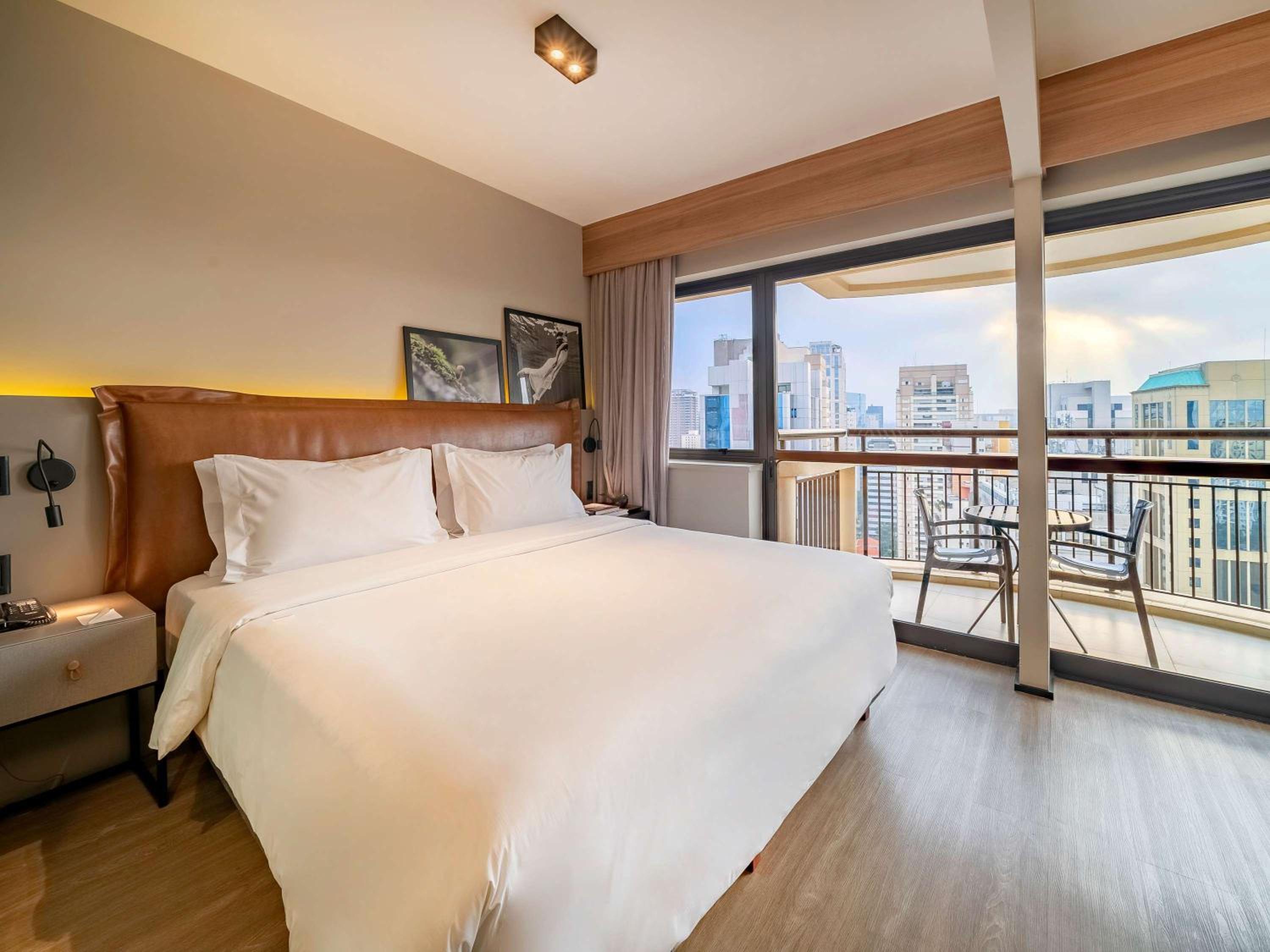 Executive King Room with Balcony and City View - Photo 3