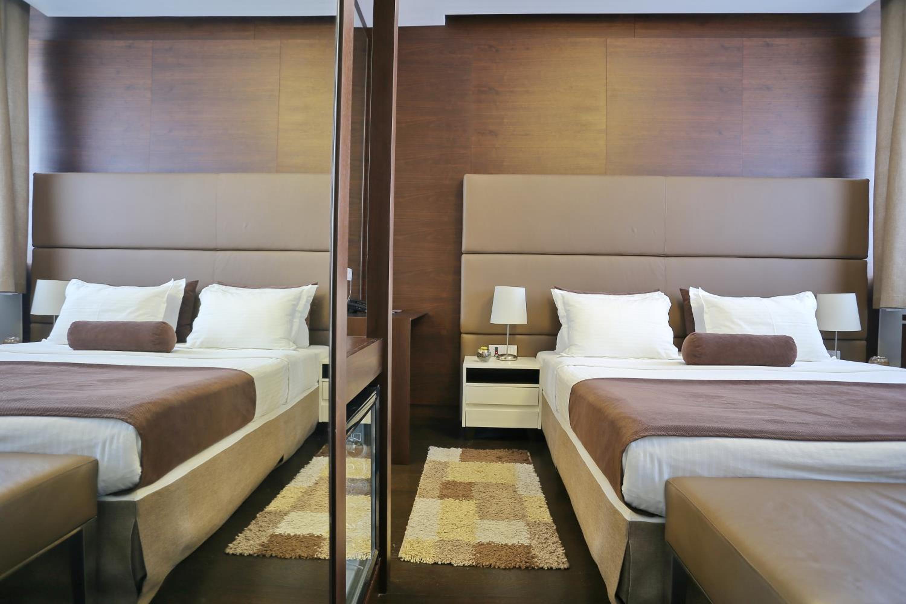 Luxury Suite with Free Parking - Photo 24