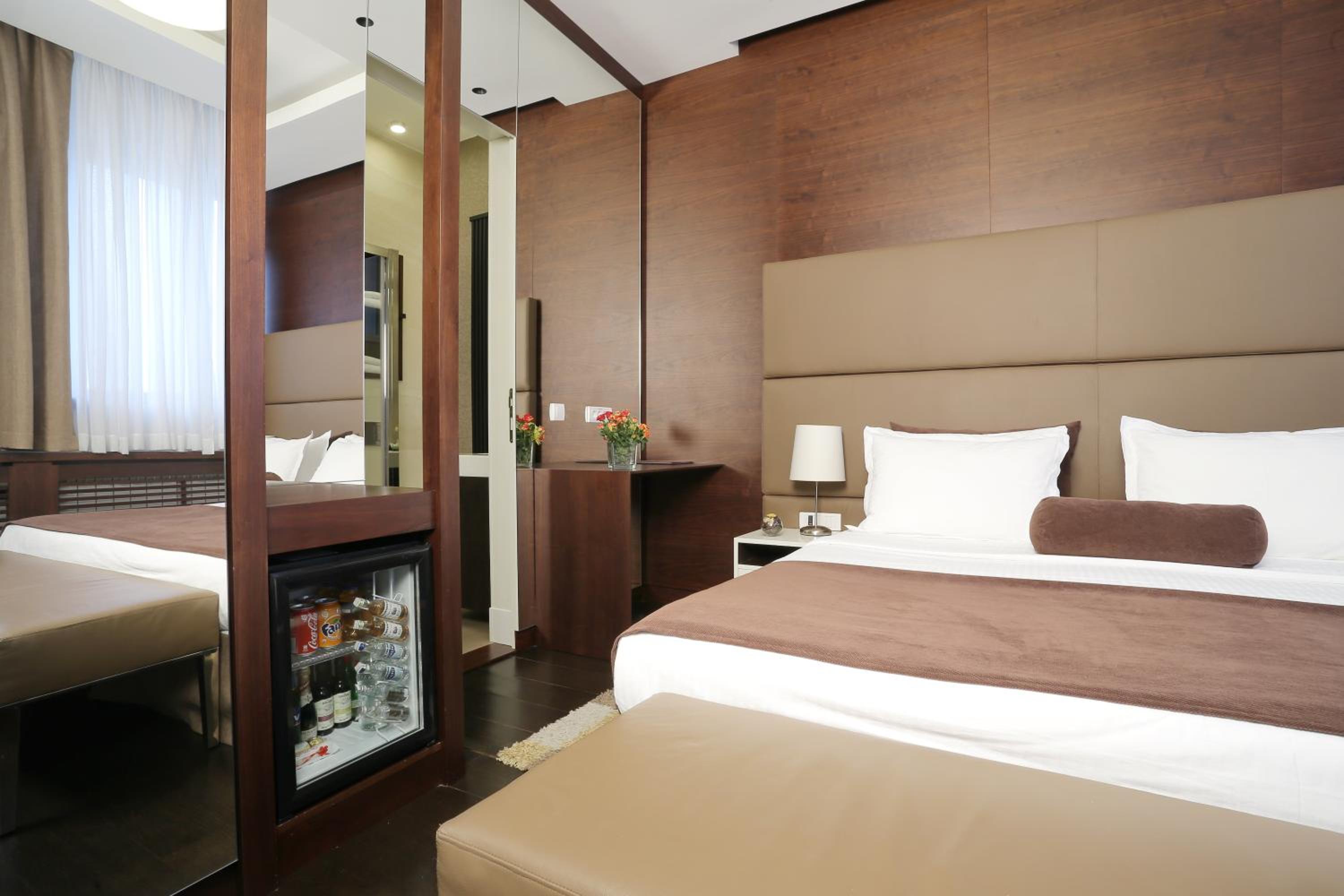 Luxury Suite with Free Parking - Photo 21