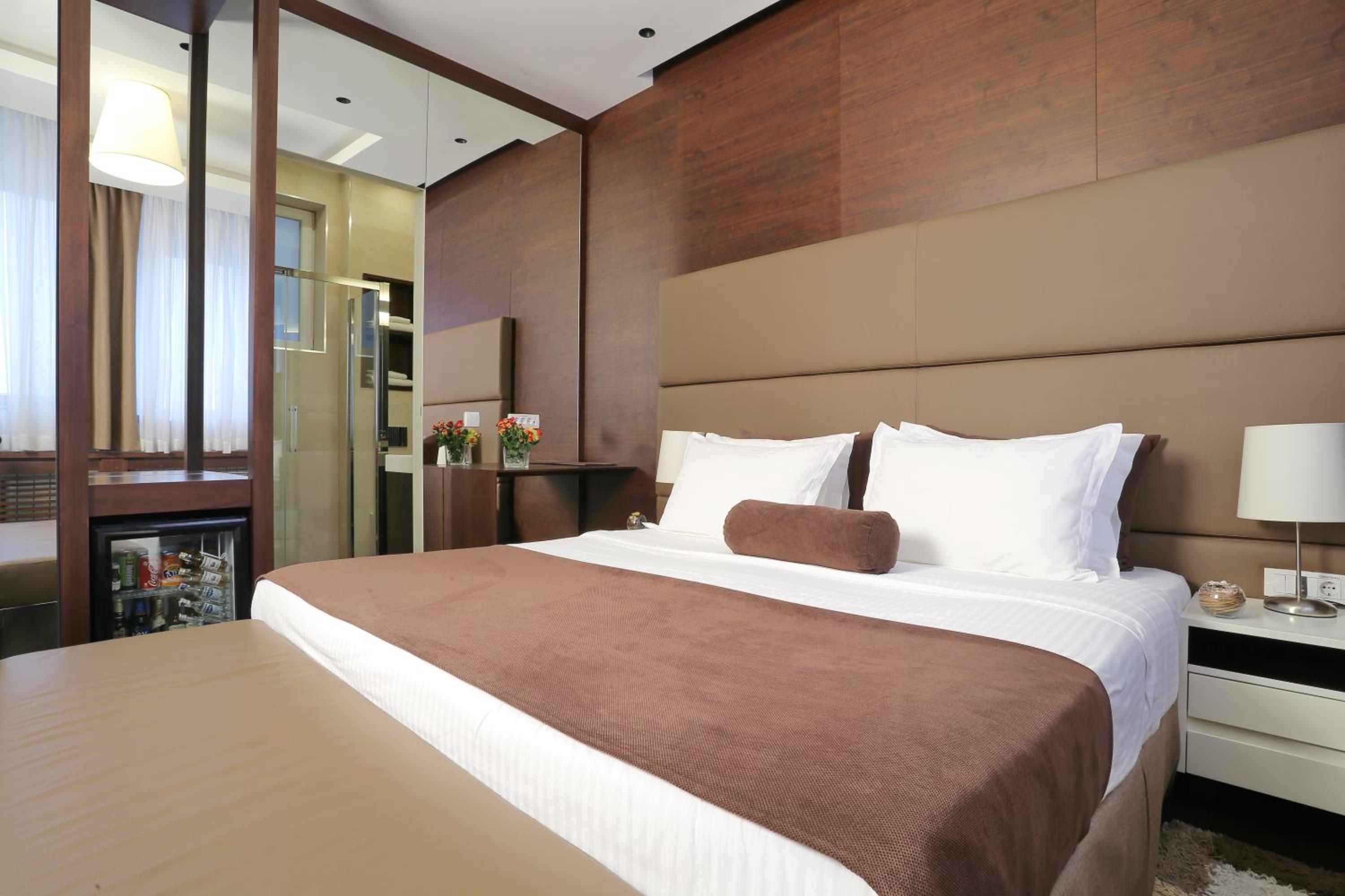 Luxury Suite with Free Parking - Photo 1
